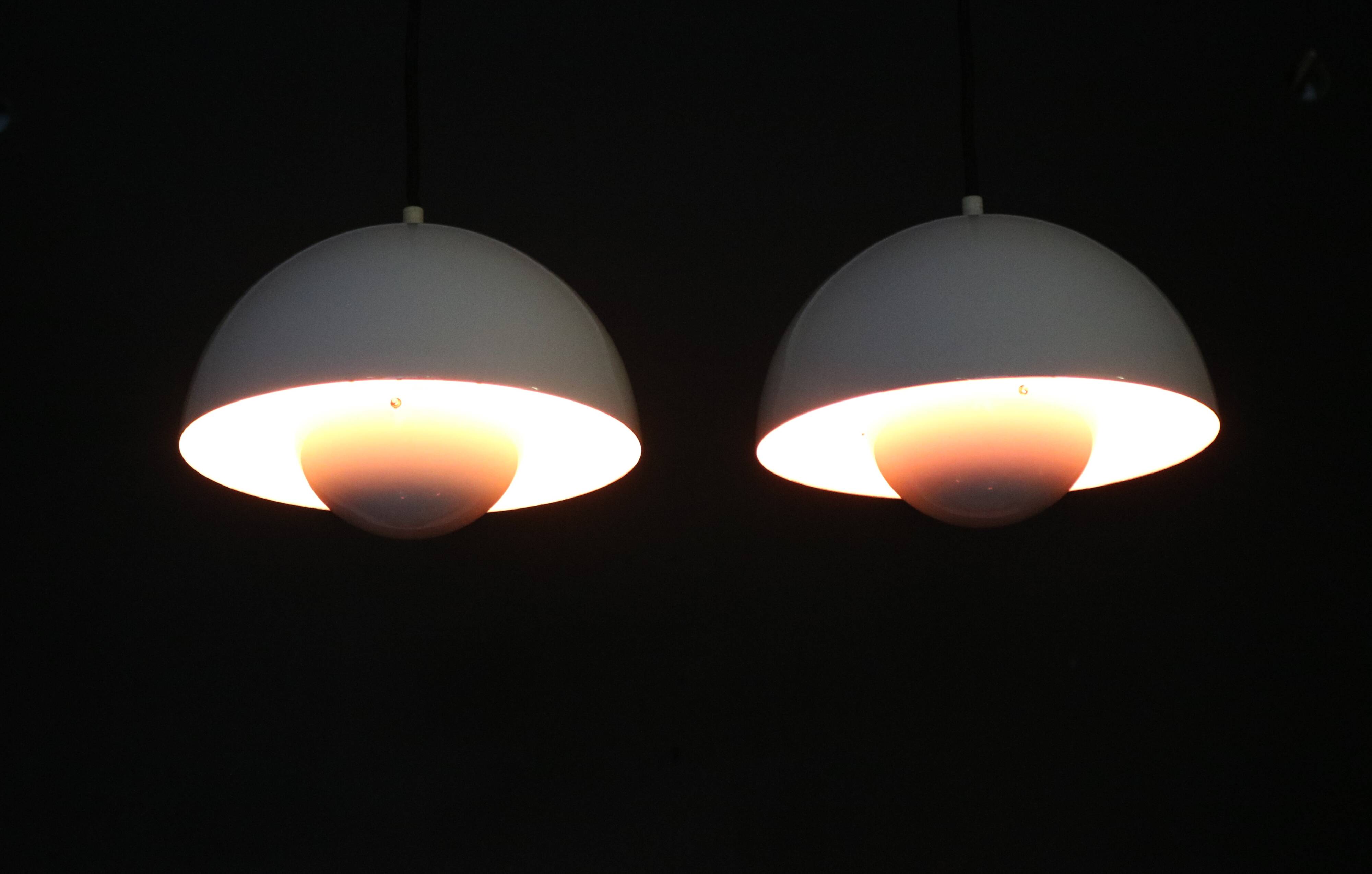 Iconic pair of VP1 white enamel flowerpot lamps  - Verner Panton - 100 % original - Louis Poulsen