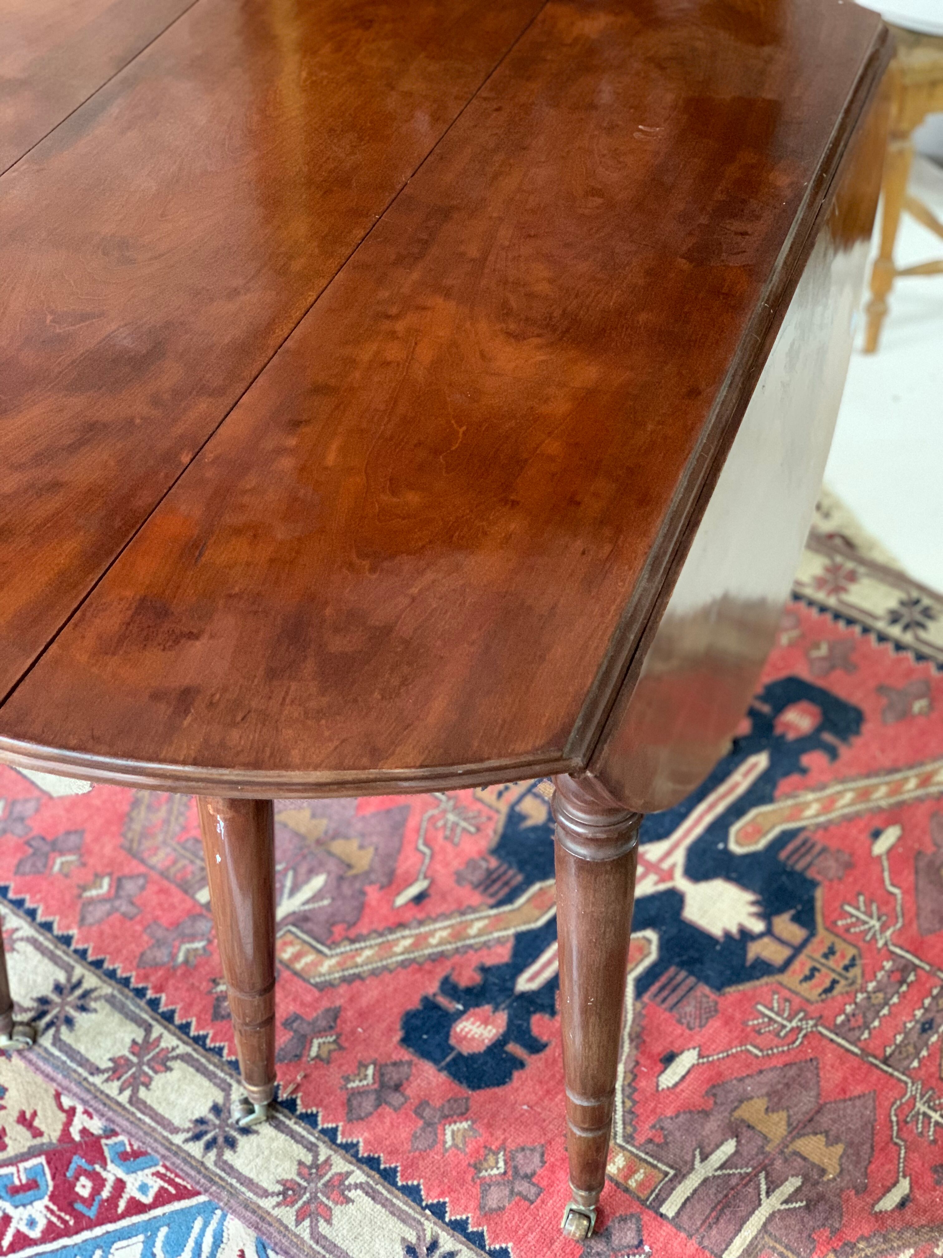 Dining room round table, 2 flaps, 6 feet