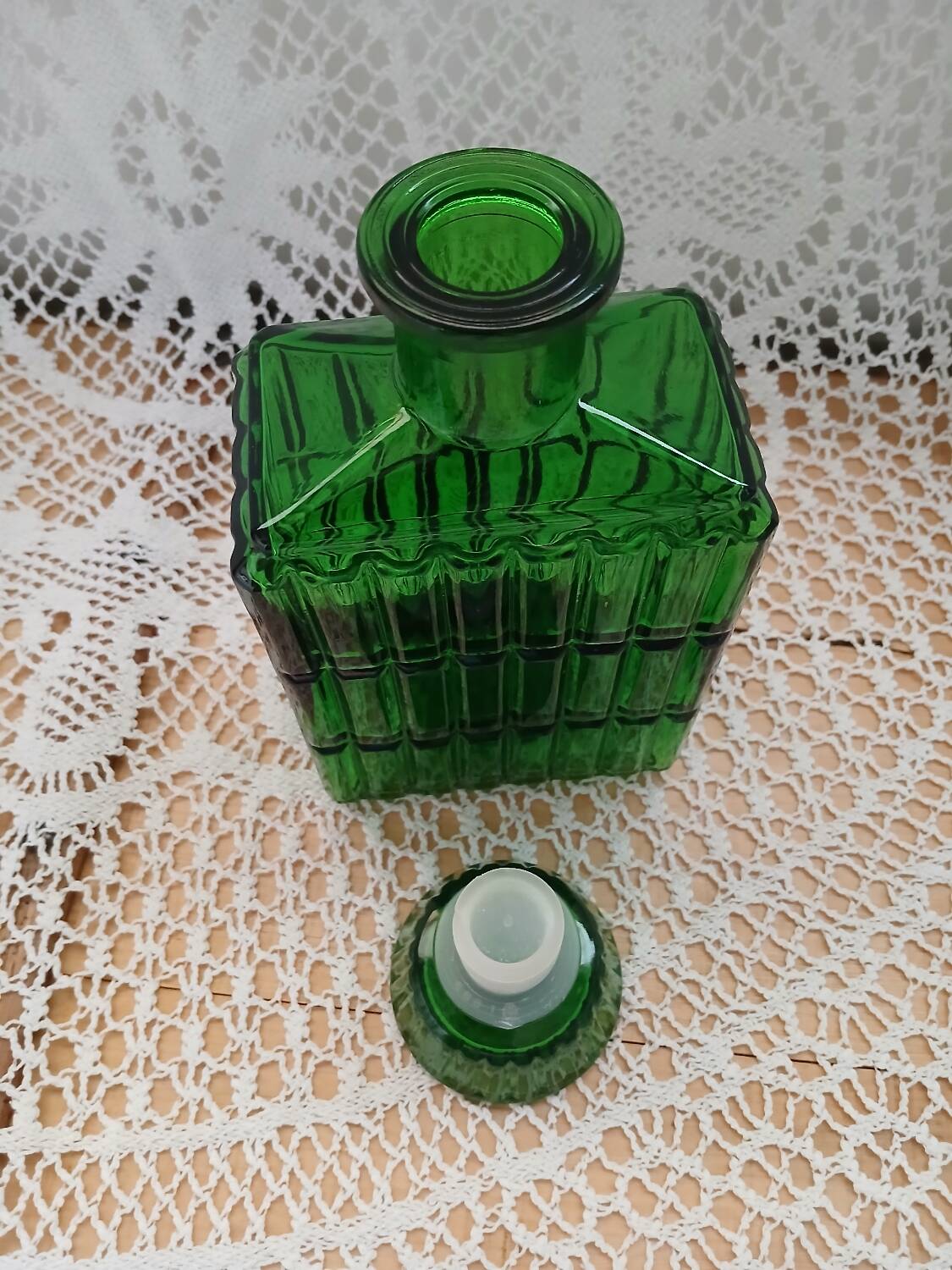 Carafe ancienne en verre pressé italien