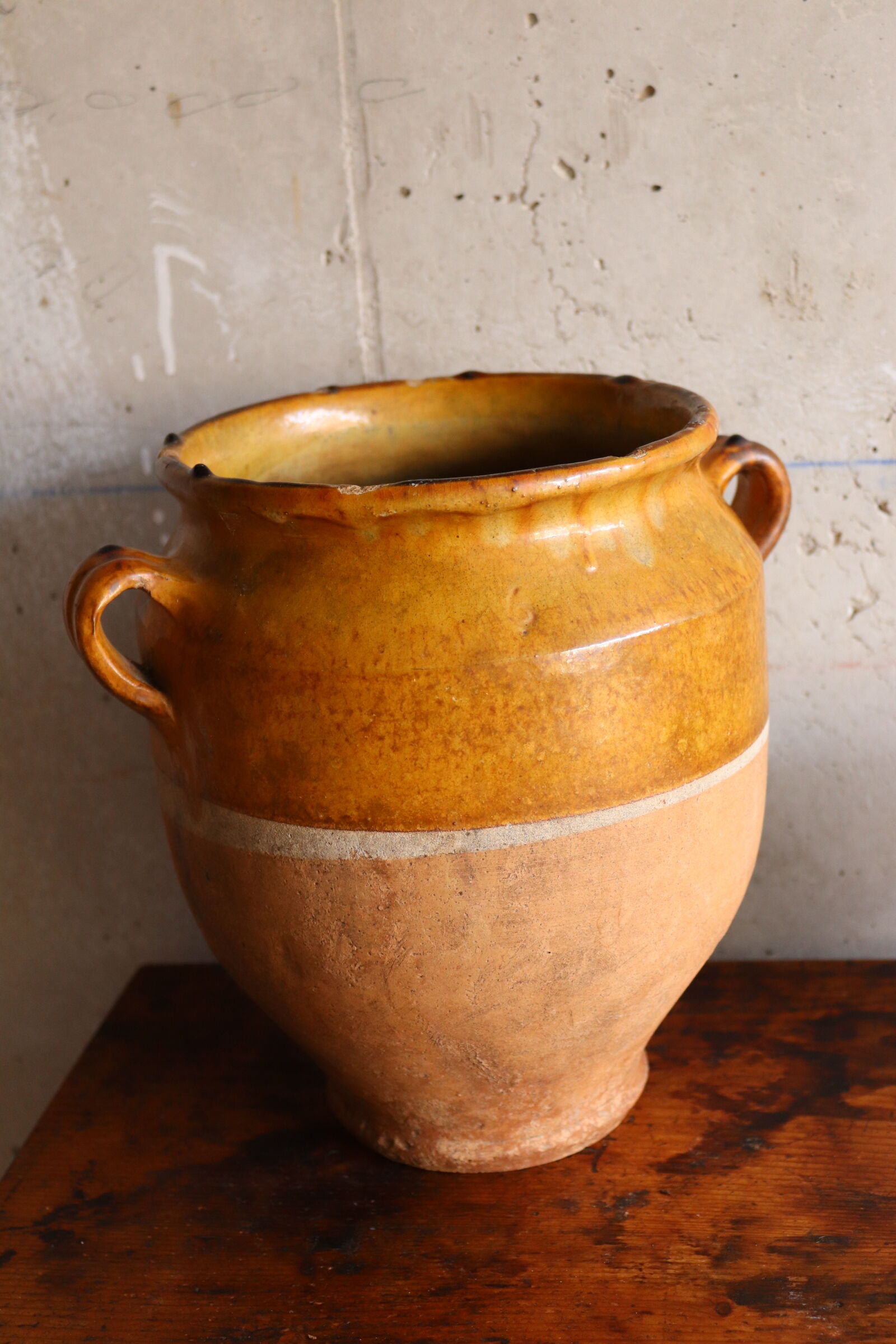 Varnished candied pot yellow