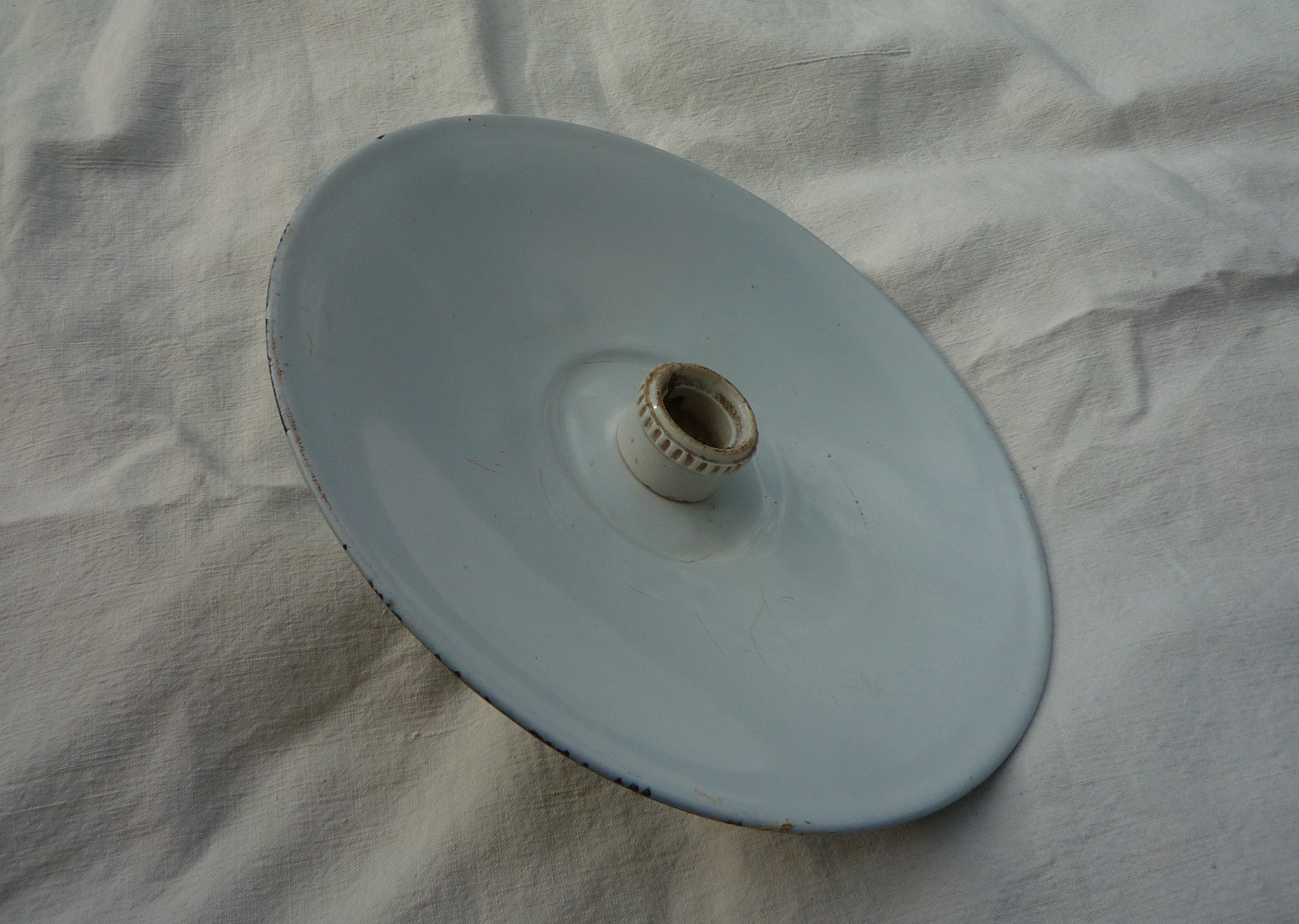Old pendant lamp lamp in green enamelled sheet metal and porcelain socket