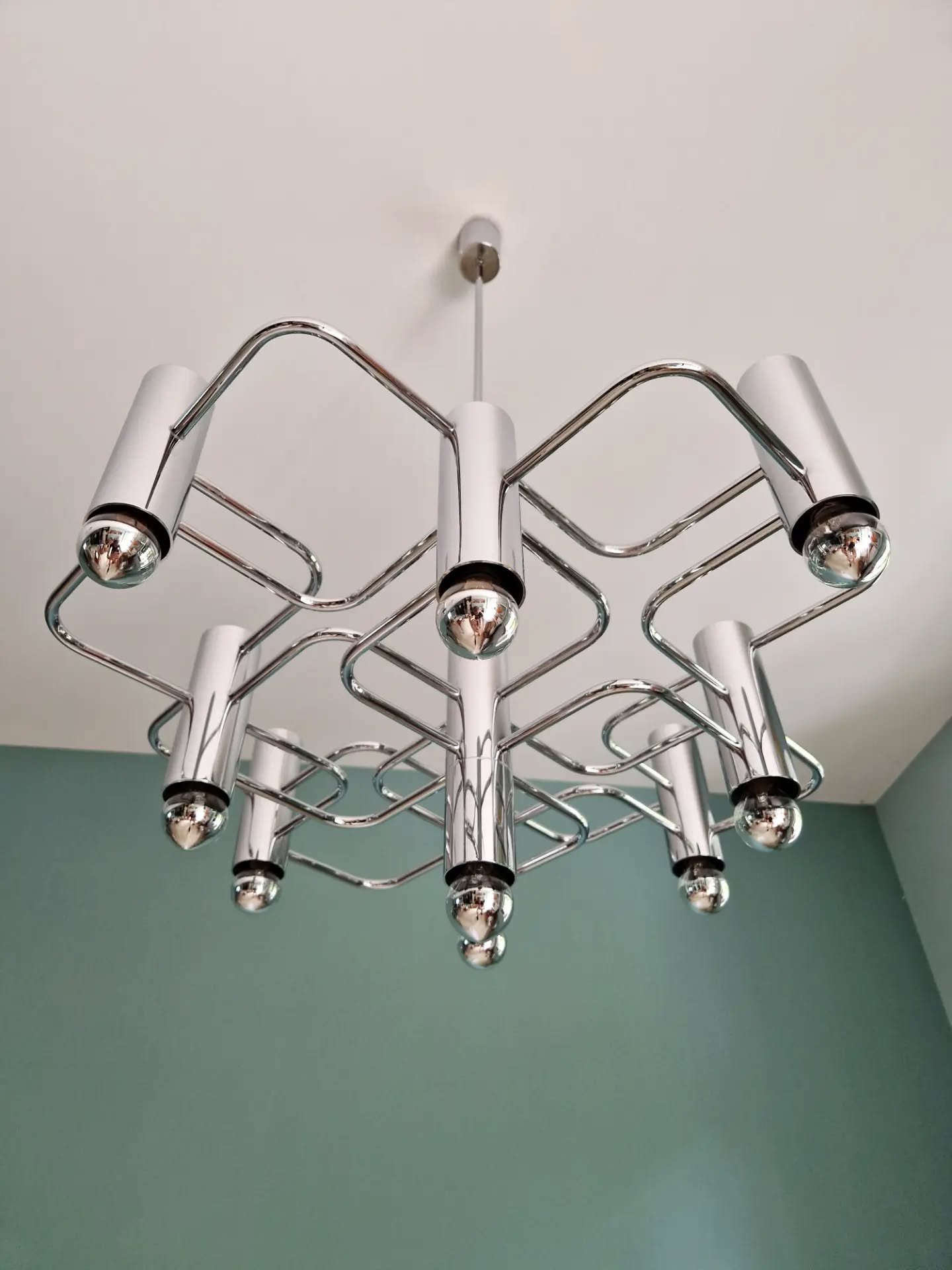 Large geometric chandelier in chrome metal, design by G. Sciolari, 1970.