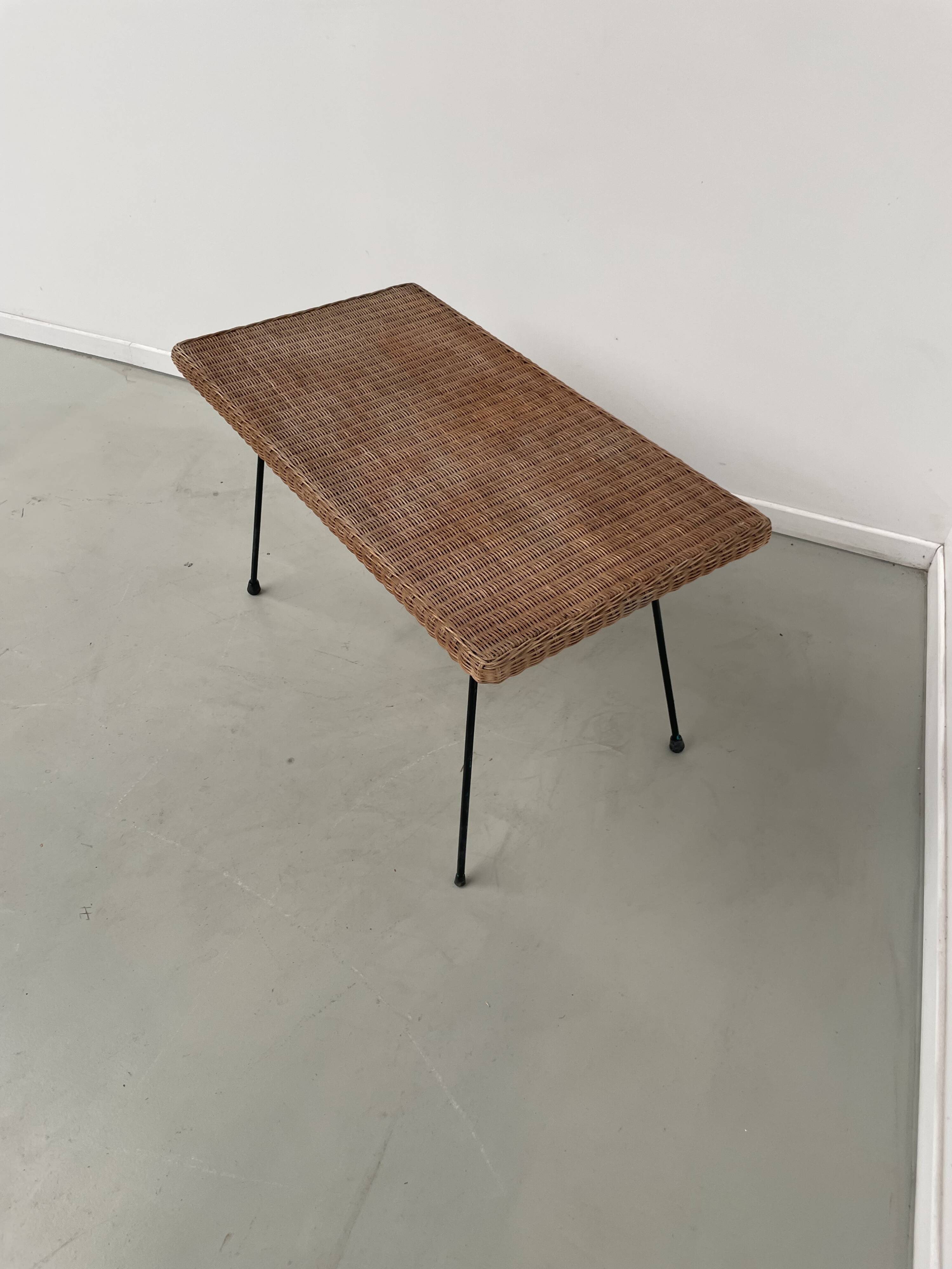 Table basse osier tressé et métal 1960