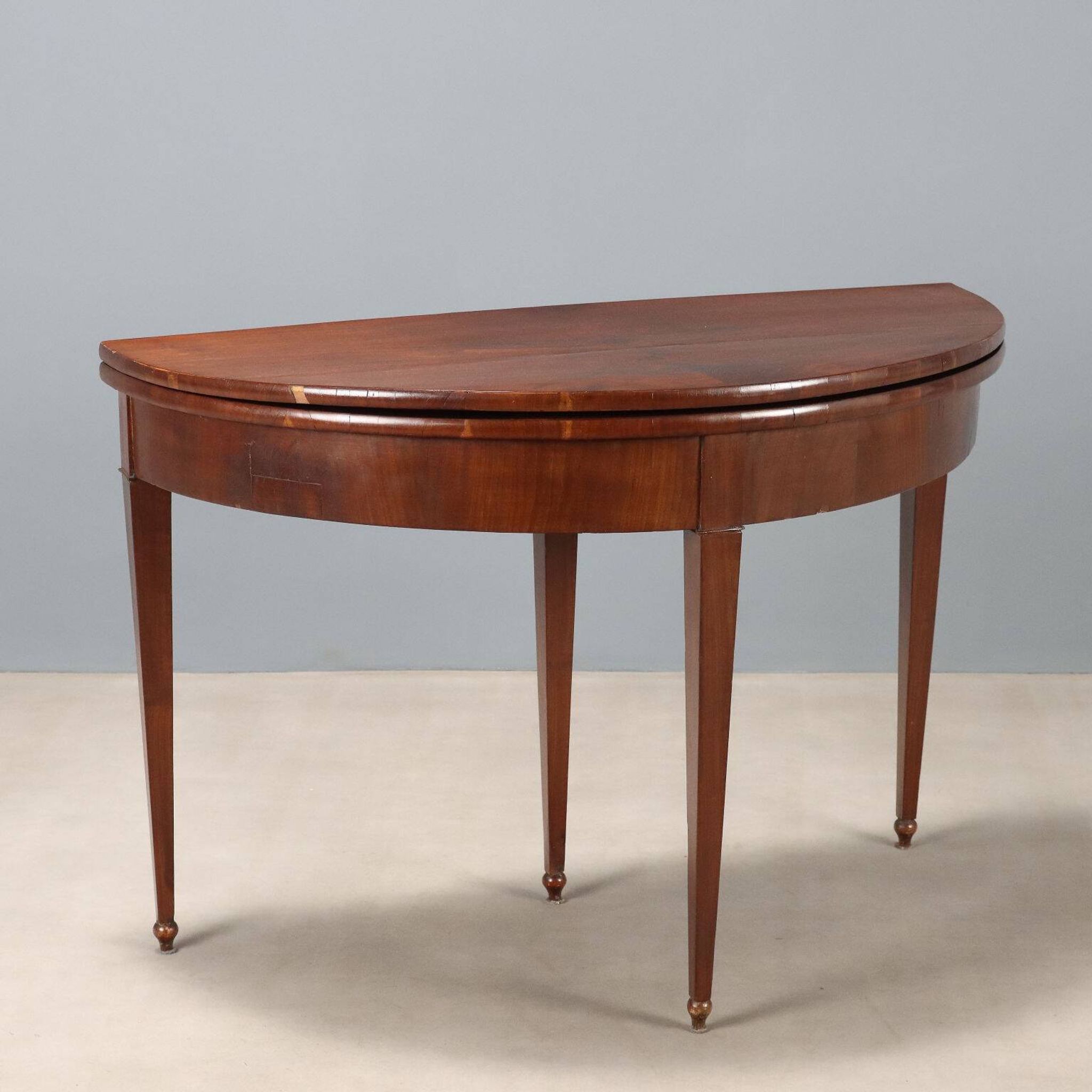 Antique demi-lune console in mahogany with an opening top, 19th century.