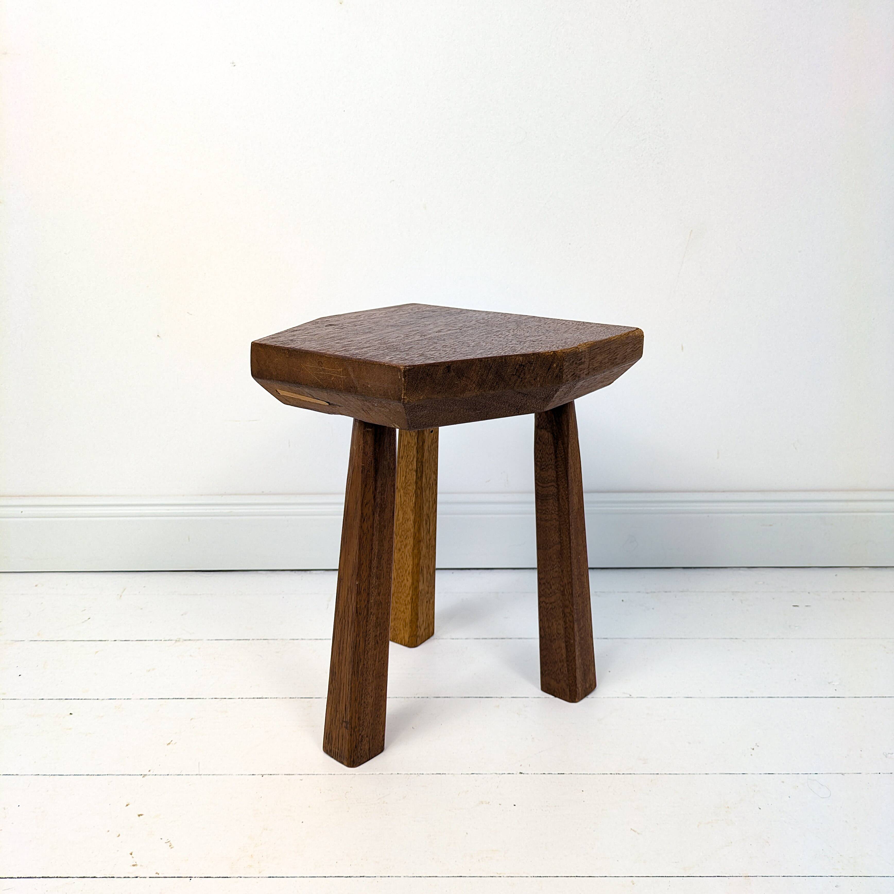 Mid Century Table d'appoint Pouf à fleurs Banque de fleurs Vintage Bois massif Table de chevet Table