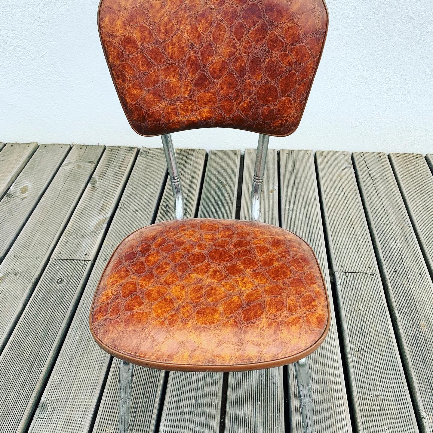 Lot of 4 chairs and 2 70s skai skai brown croc imitation stools