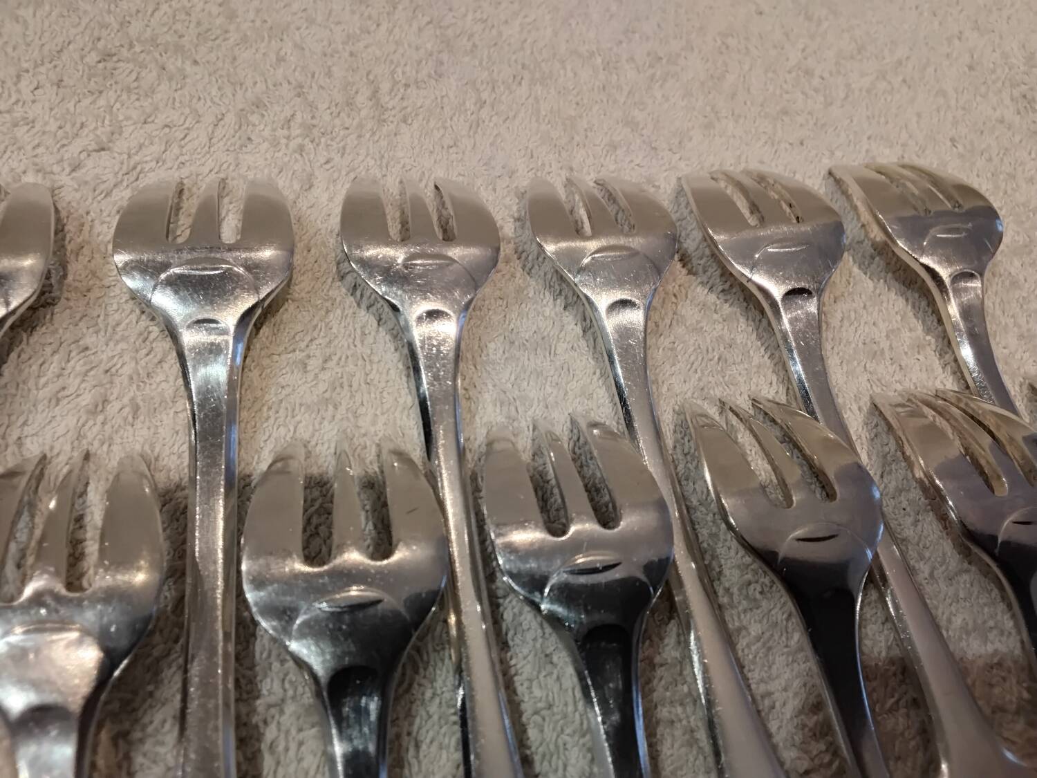 12 silver-plated oyster forks by Christofle Cluny, 14.9cm