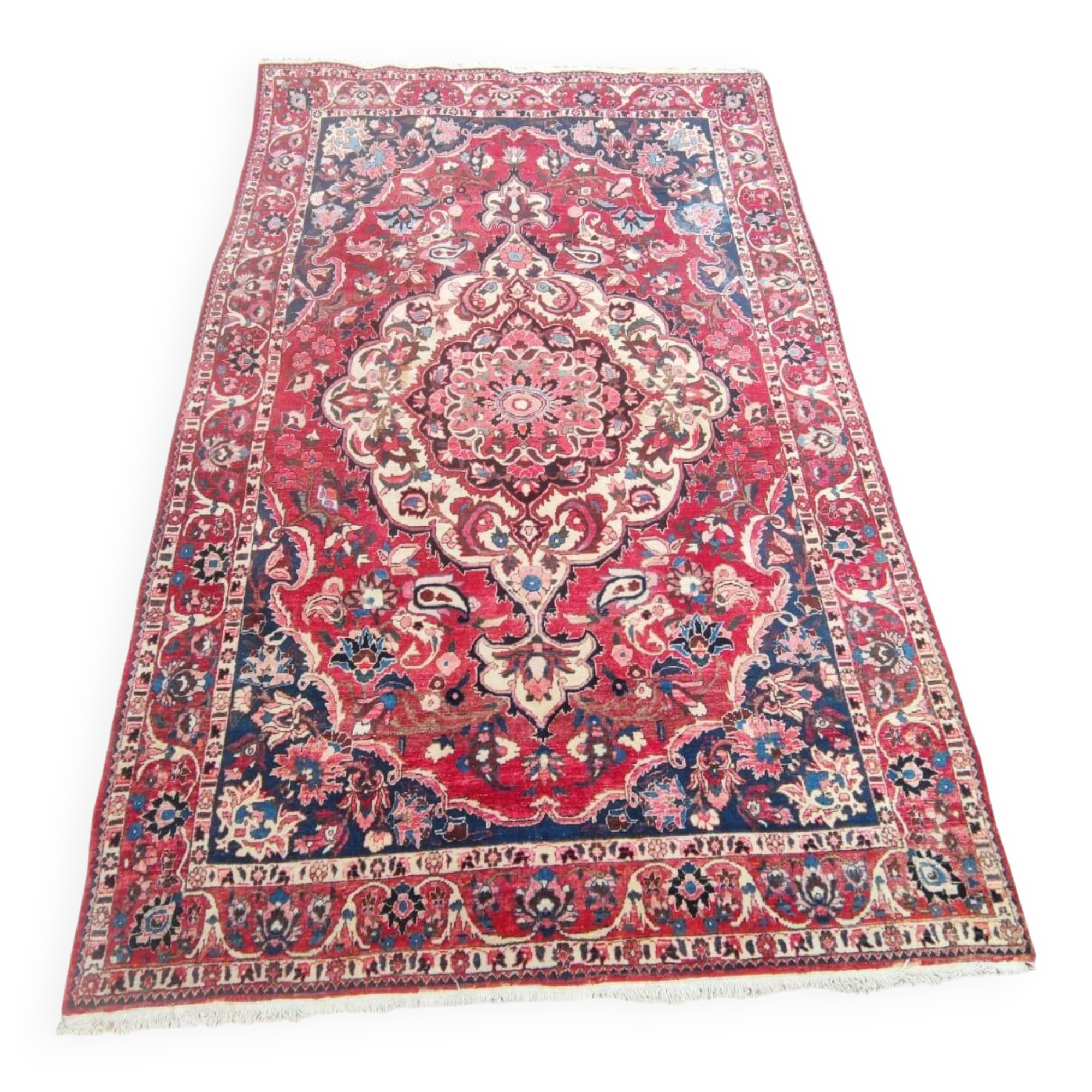 Hand-knotted Persian Kashan carpet made of pure wool.