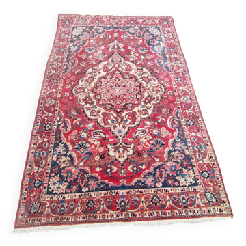 Hand-knotted Persian Kashan carpet made of pure wool.