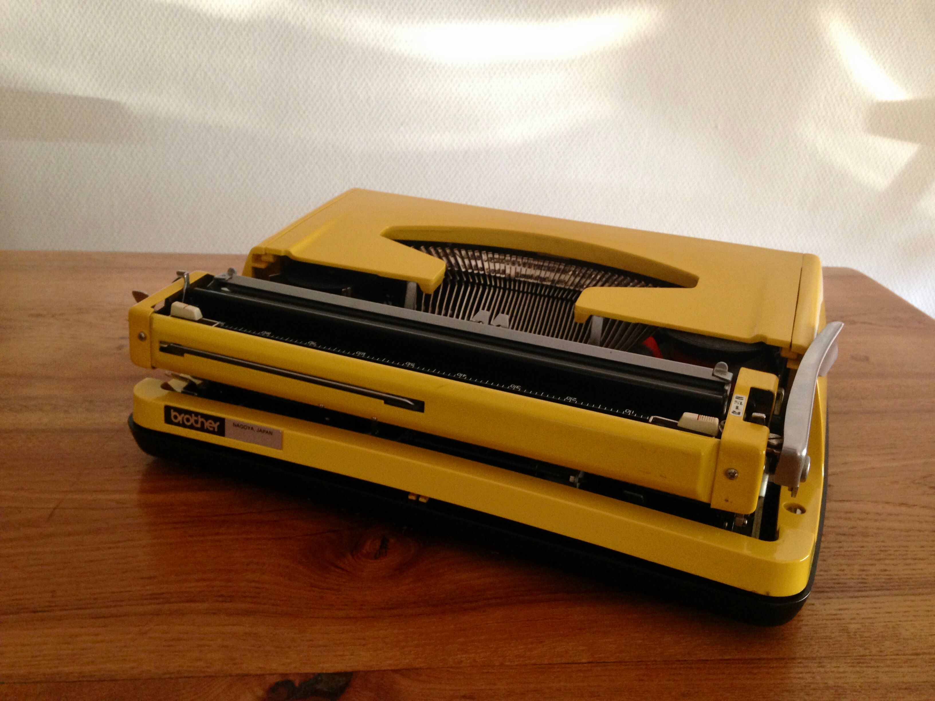 Typewriter brother 800 deluxe yellow