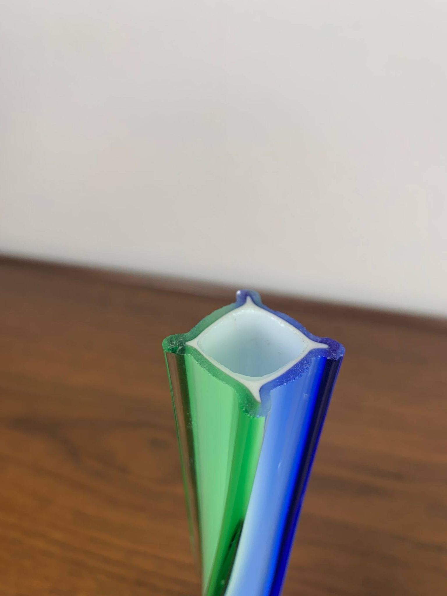 Duo de soliflores en verre soufflé de style Murano, vert et bleu
