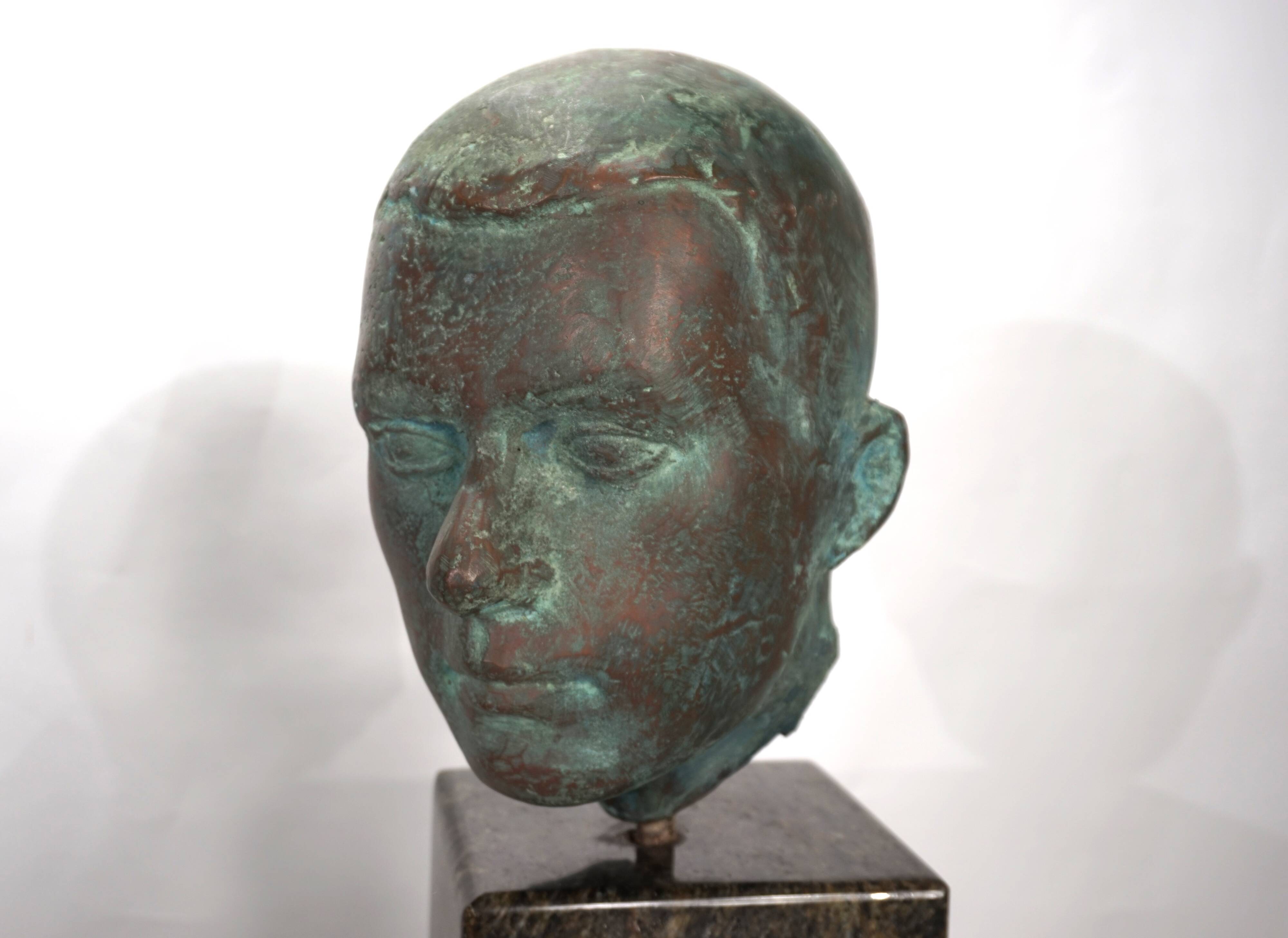 Ensemble de deux bustes en bronze sur stèles en granit par un élève de Georg Kolbe, 1925