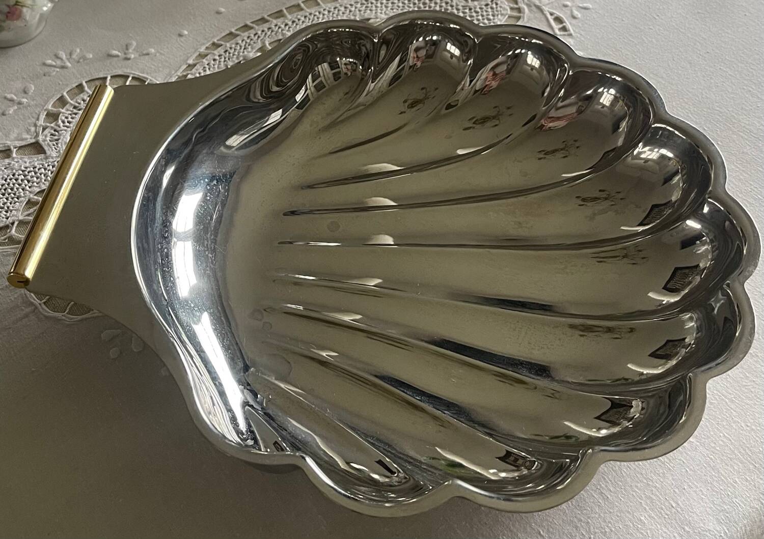 Silver-plated metal shell dish