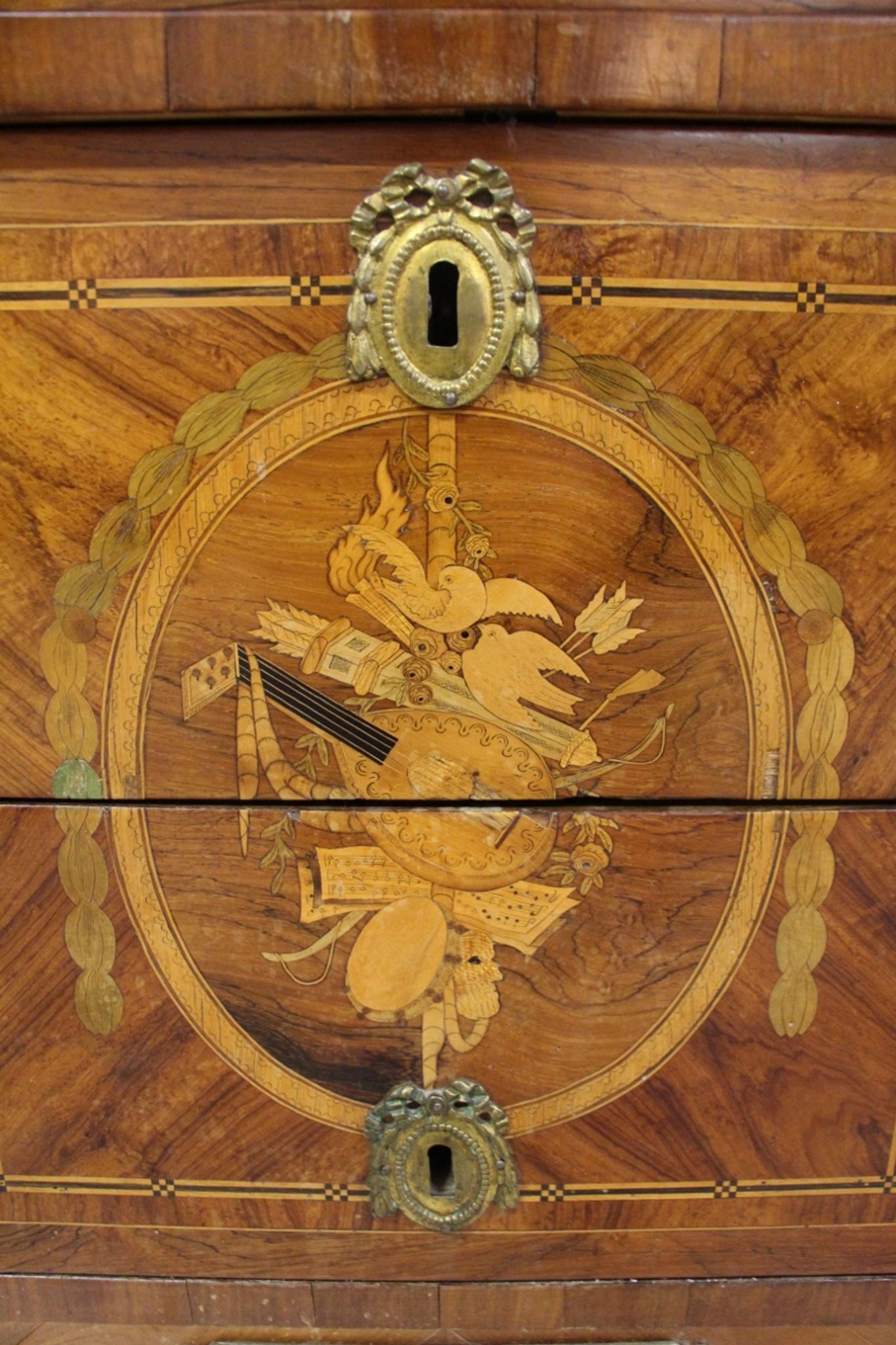 Commode aux attributs de musique d'époque Louis XVl