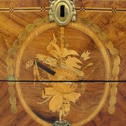 Commode aux attributs de musique d'époque Louis XVl