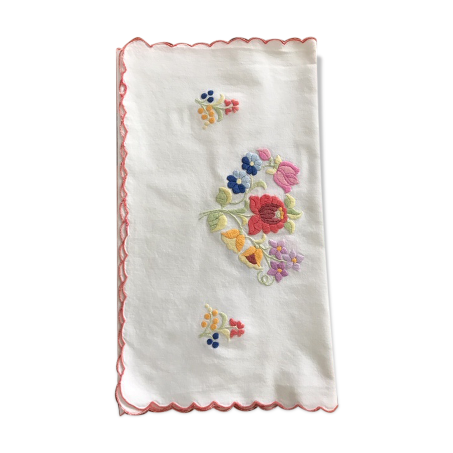 Nappe ancienne brodée fleurs bord festonné