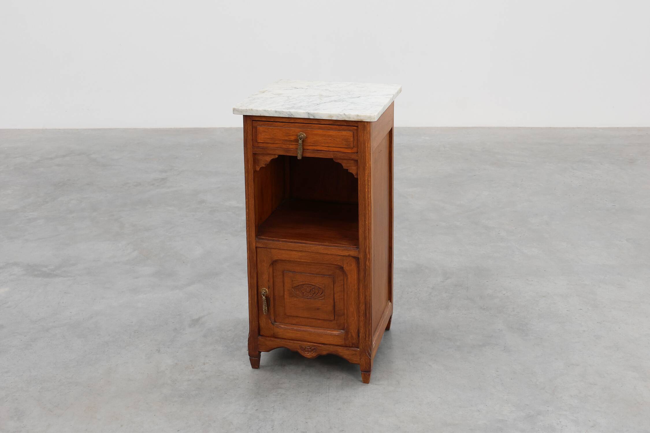Table de nuit Art Déco en chêne avec plateau en marbre de Carrare, France années 1920
