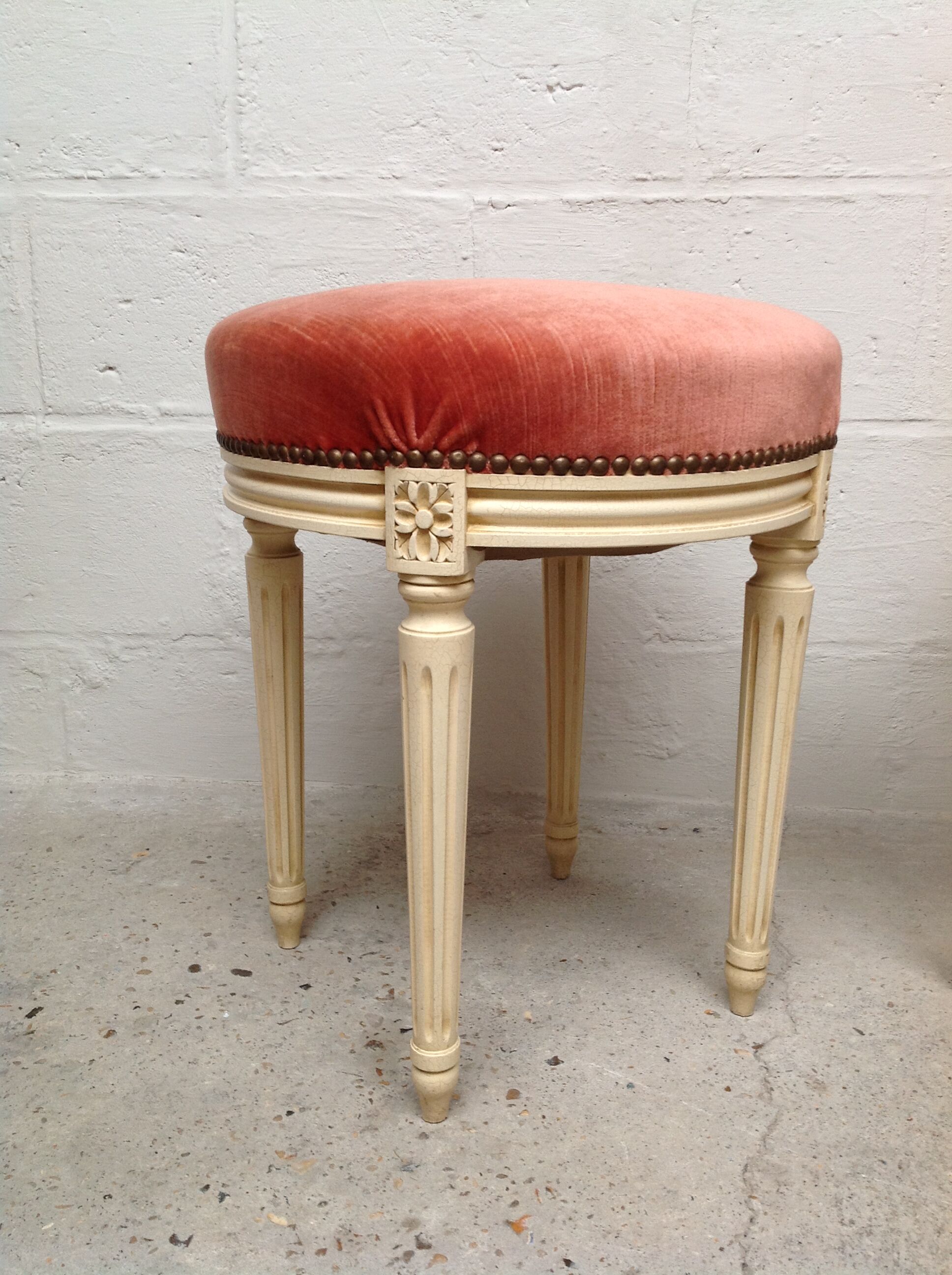 Chaise médaillon et tabouret velours style Louis XVI