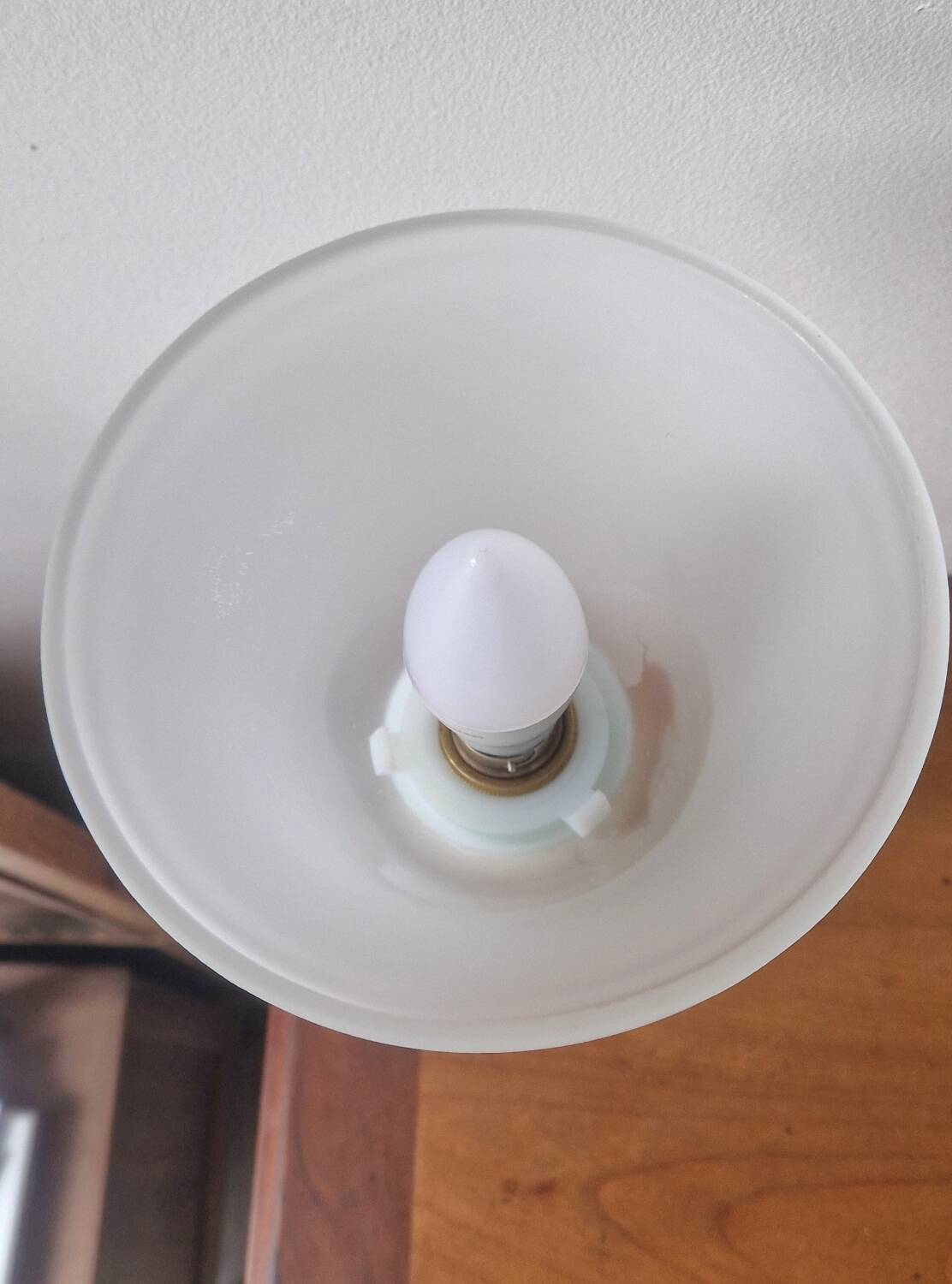 Neo-Empire style table lamp in alabaster and brass - V-shaped tulip shade