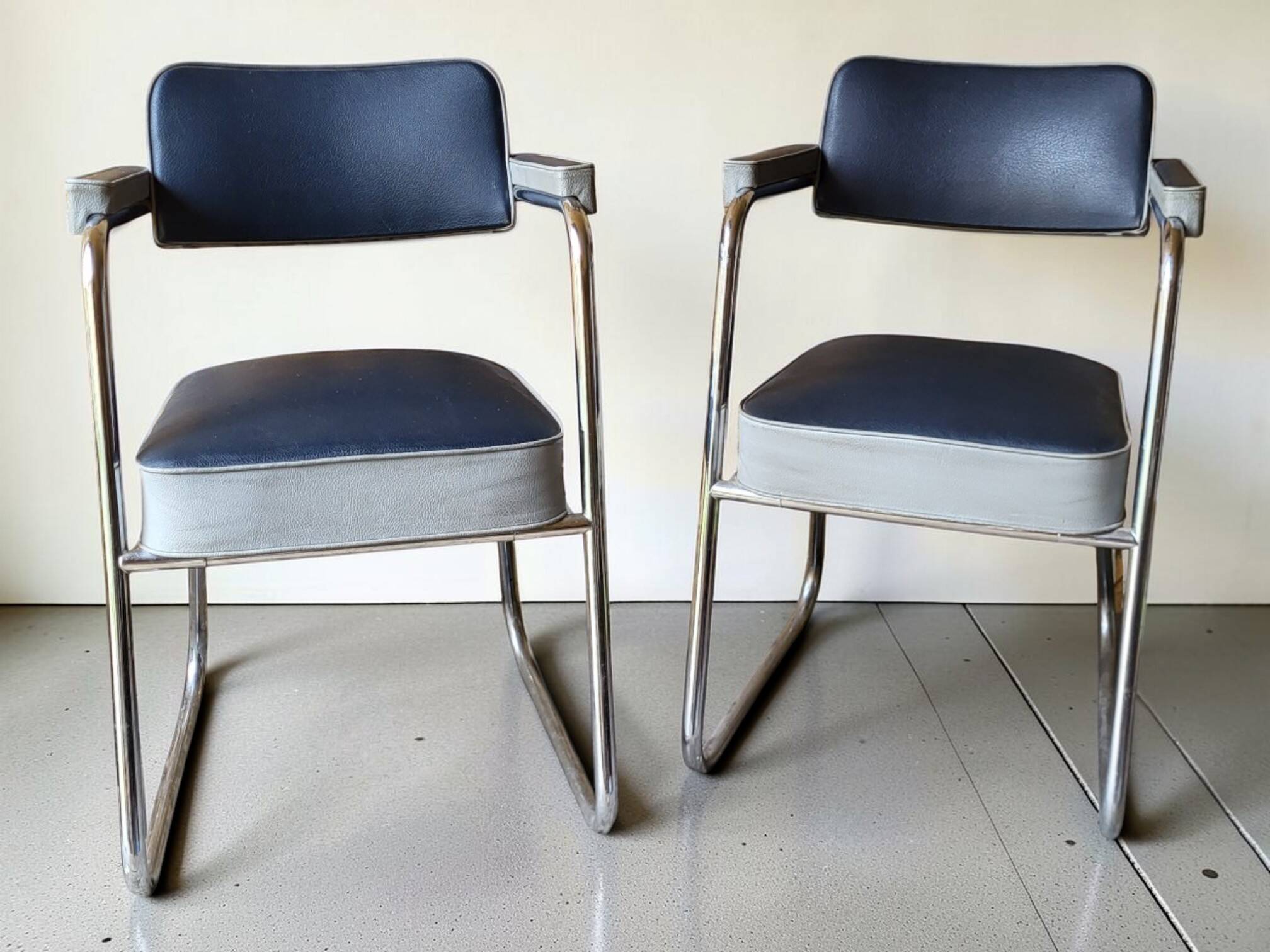 2 armchairs from the 1950s in the Ronéo style of Pullman.