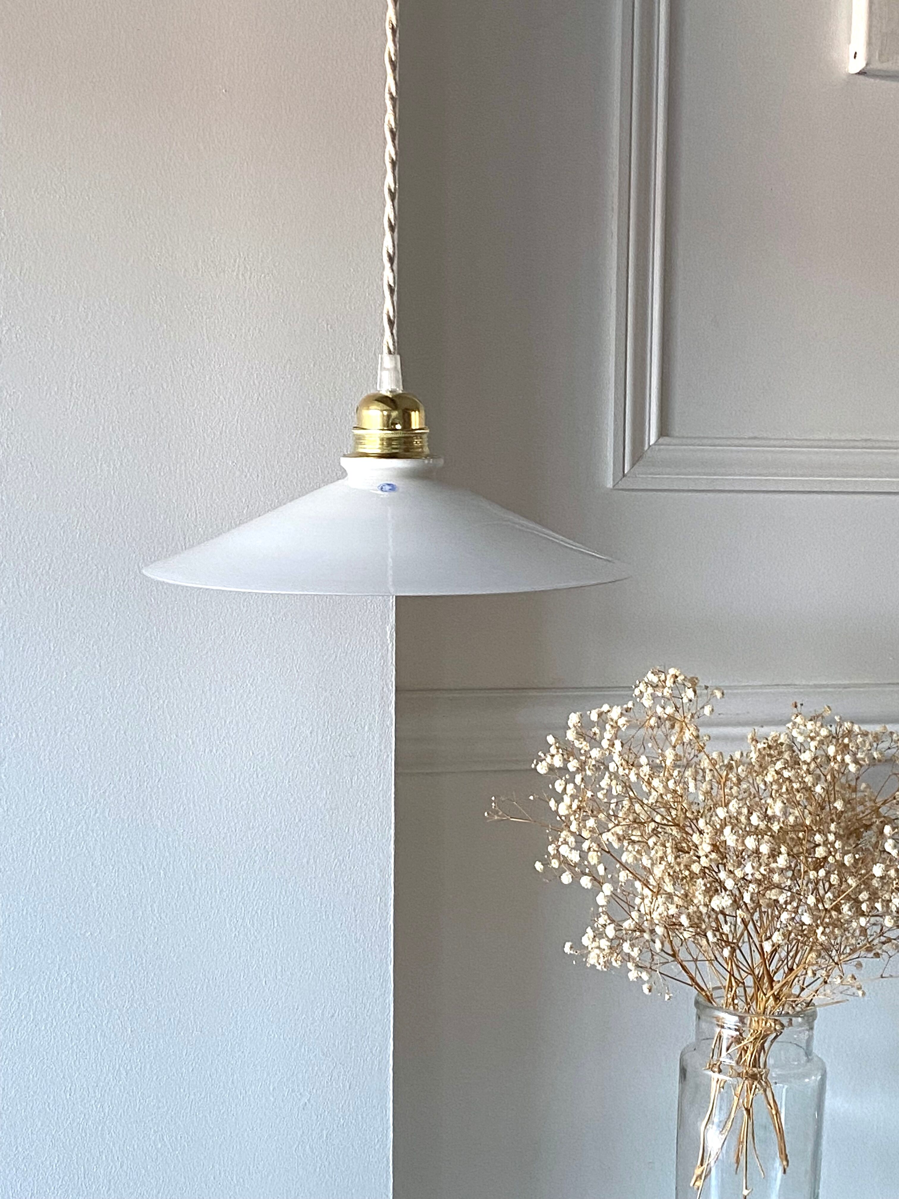 Suspension in opaline