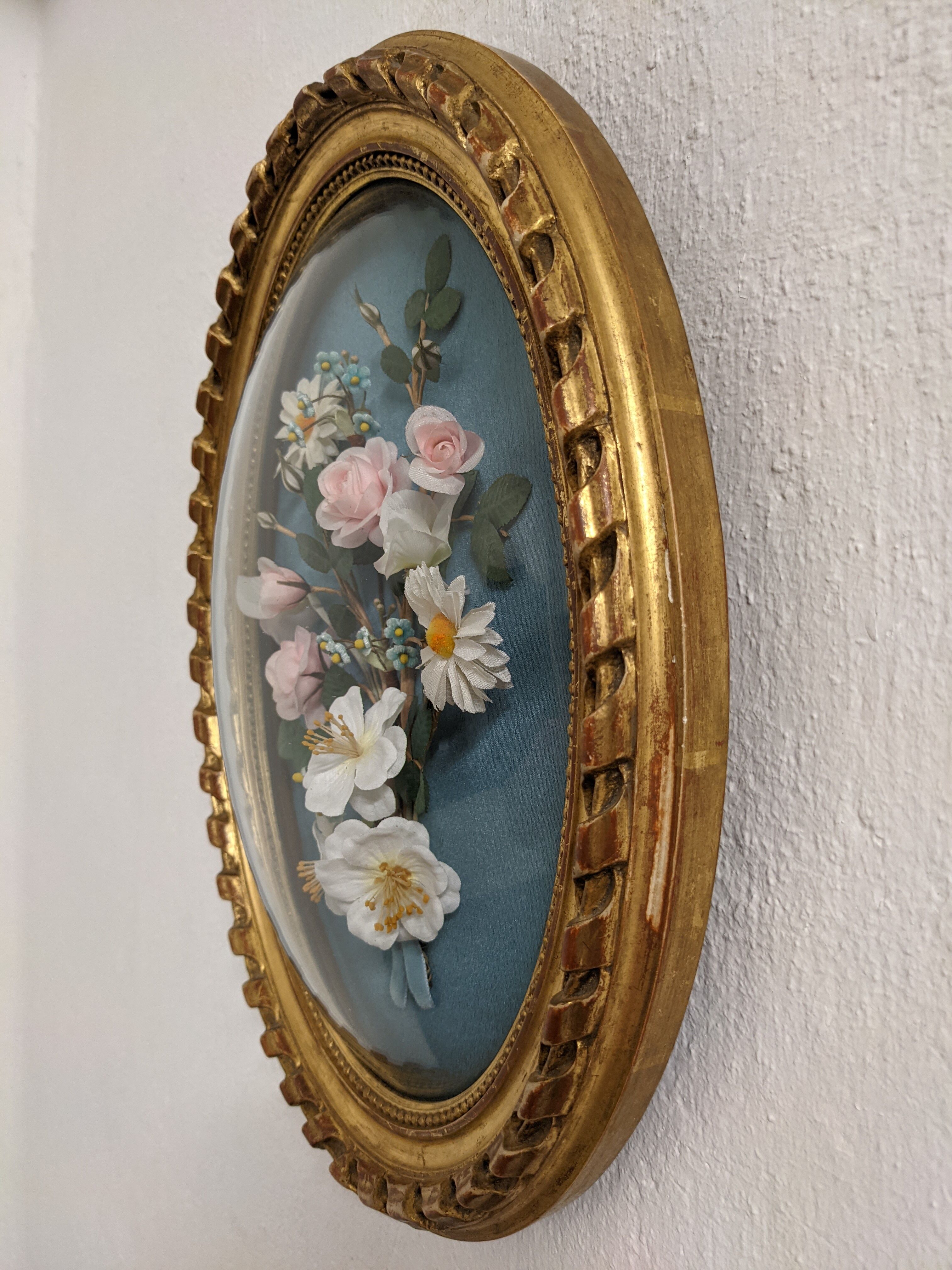 Cadre ovale en verre bombé et décor de fleurs