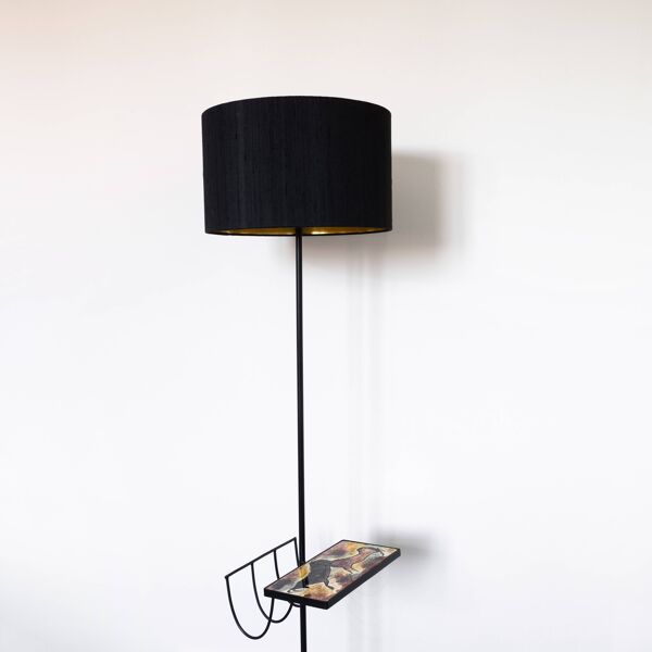 Lampadaire porte revue en métal noir avec tablette en céramique