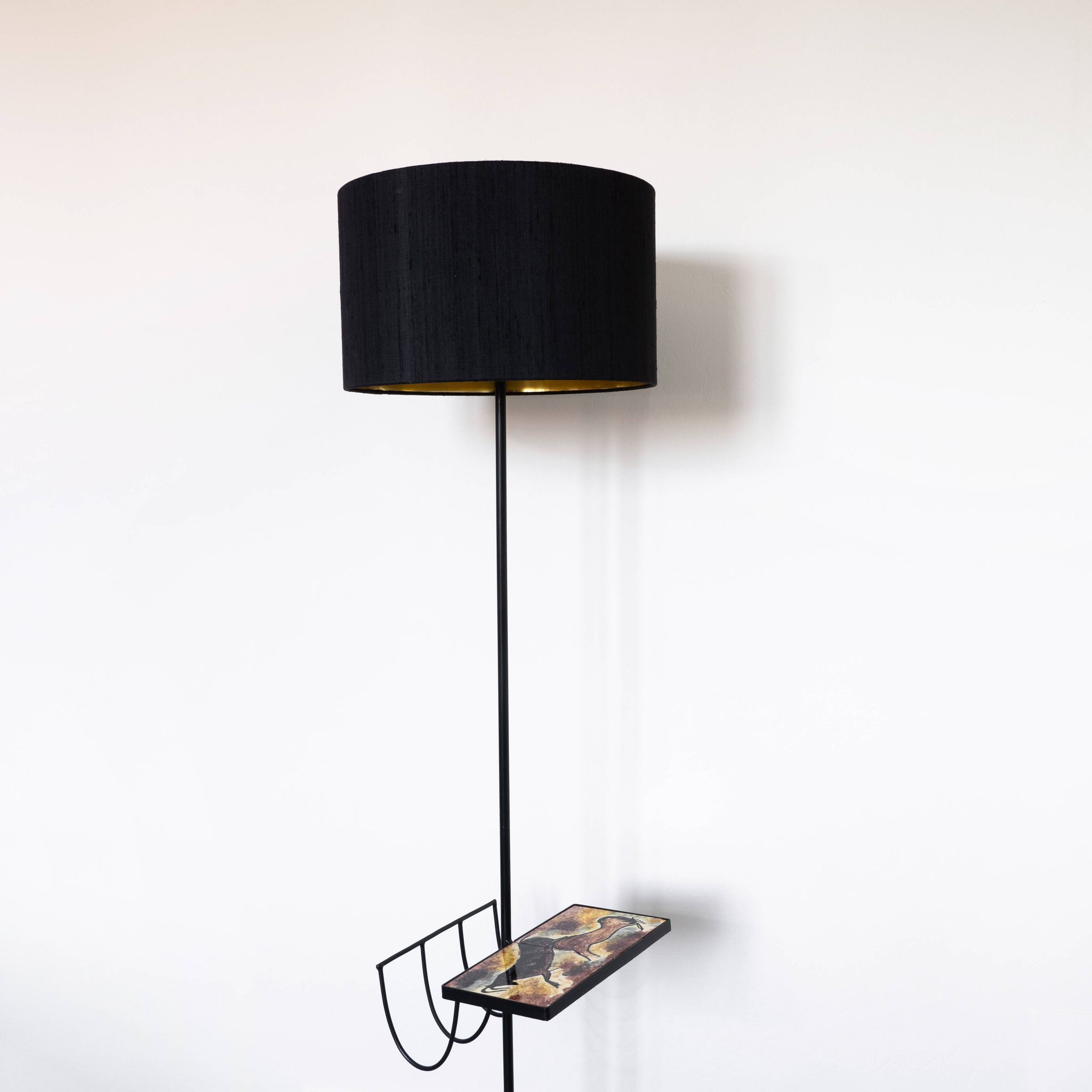 Black metal magazine rack floor lamp with ceramic shelf