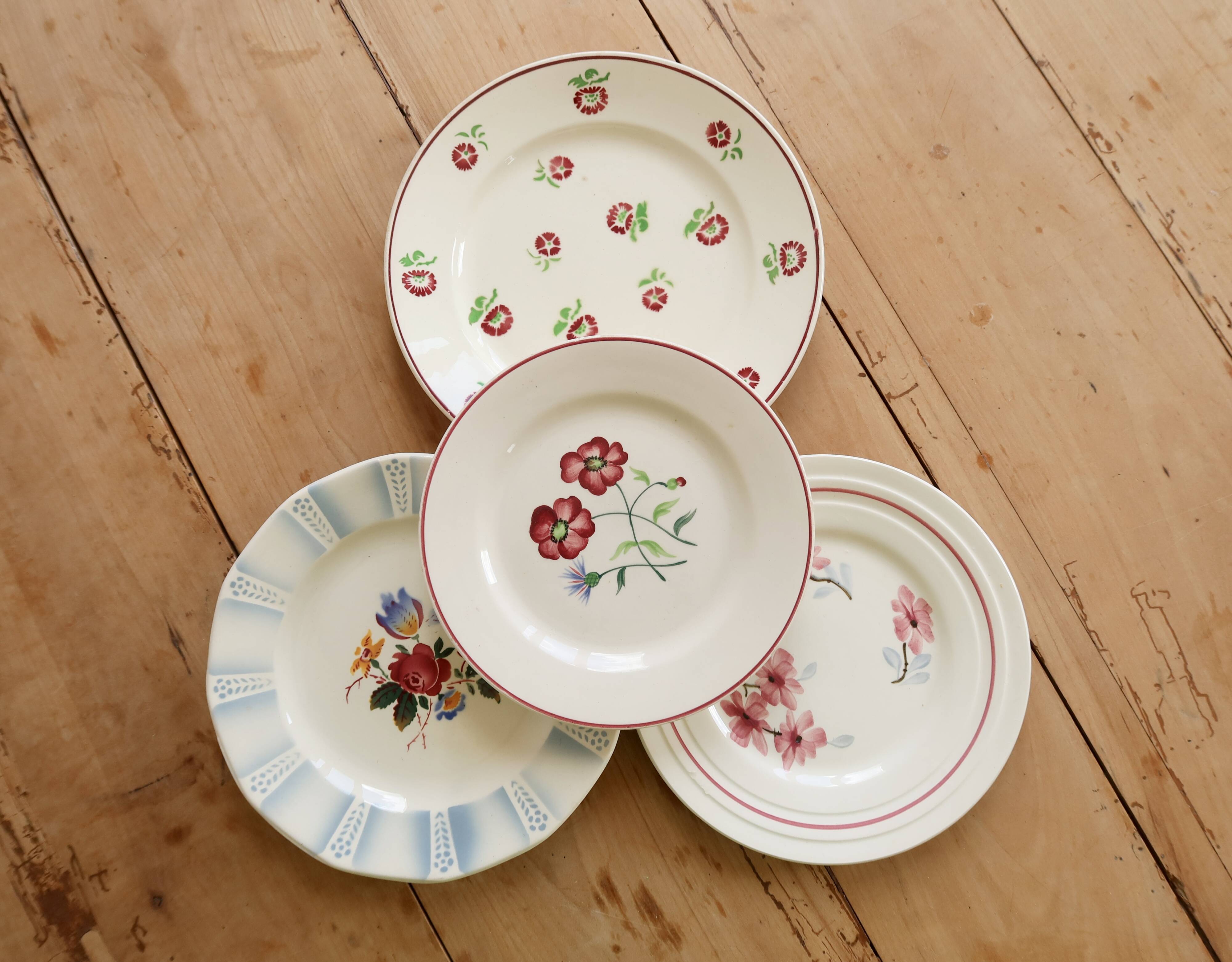 4 mismatched vintage floral earthenware dessert plates – Lot Rosie