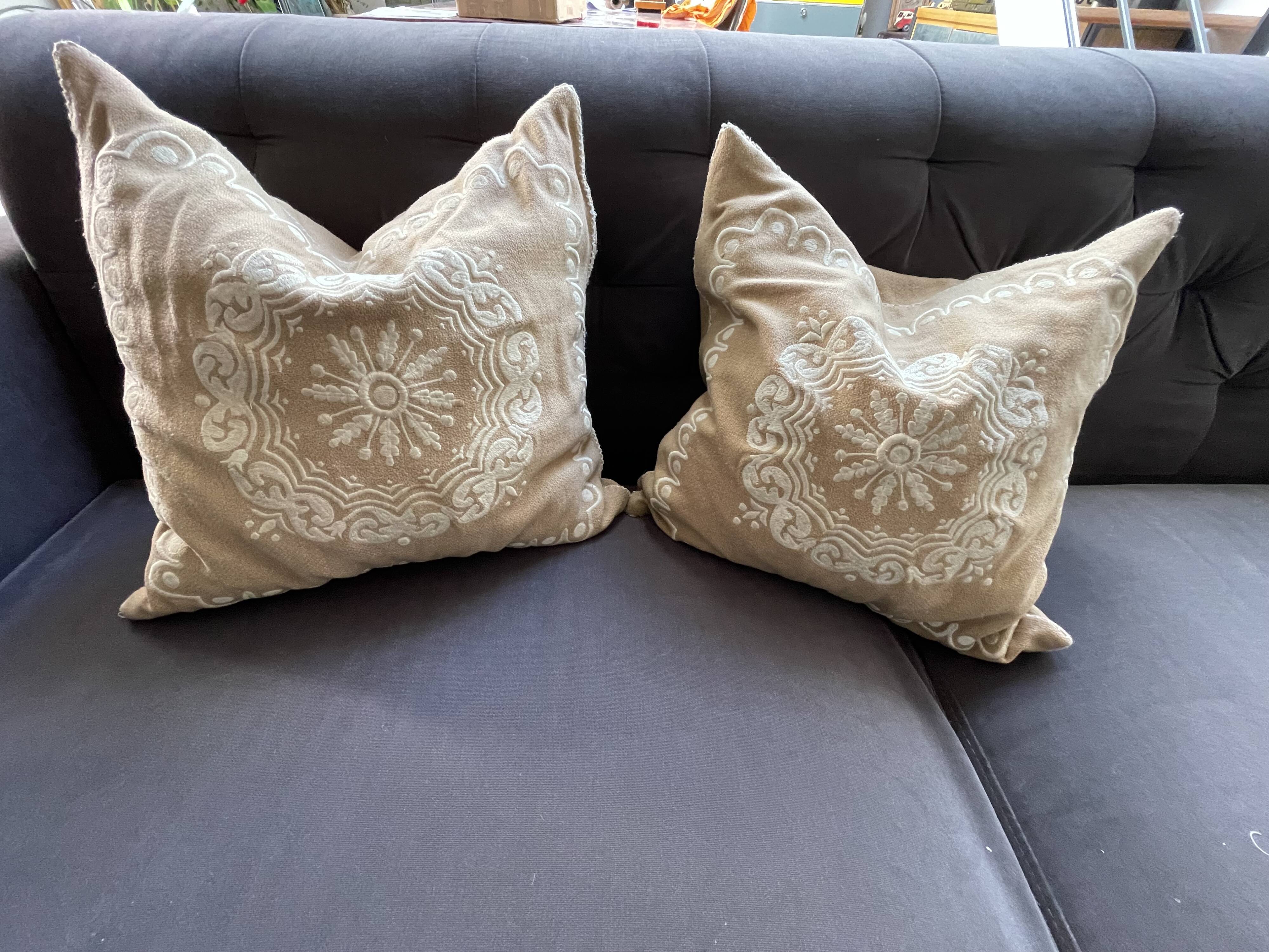 Coussin Pierre Frey Paris 40x40 laine brodée – garnissage plumes