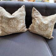 Coussin Pierre Frey Paris 40x40 laine brodée – garnissage plumes