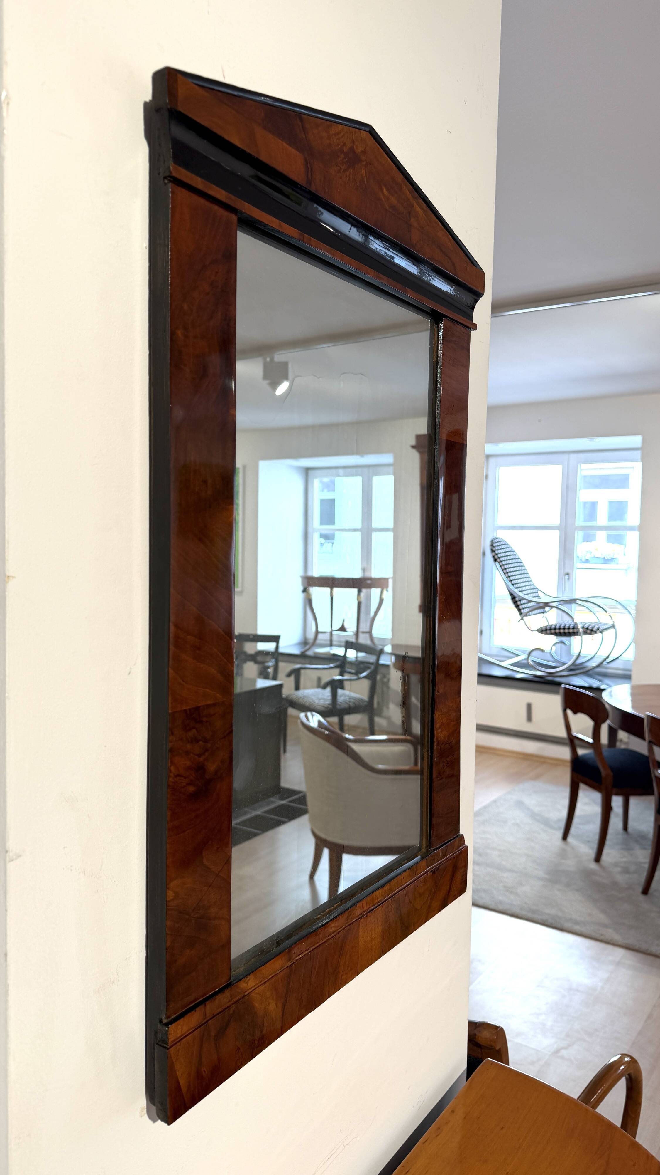 Miroir mural Biedermeier en placage de noyer, ébénisé, Autriche, vers 1820