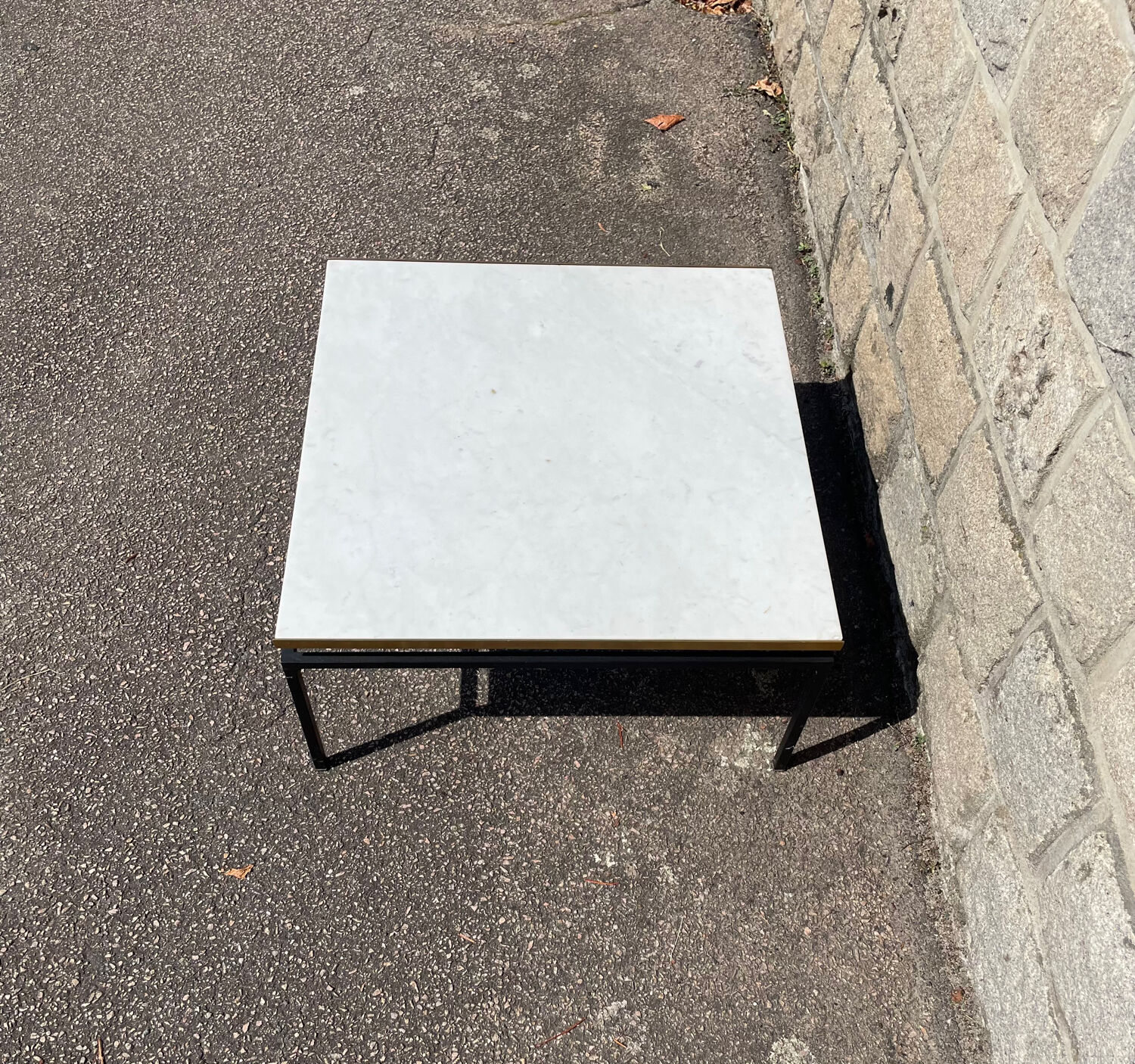 Table basse vintage en marbre blanc avec contour sur 2 côtés en laiton doré.