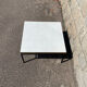 Table basse vintage en marbre blanc avec contour sur 2 côtés en laiton doré.