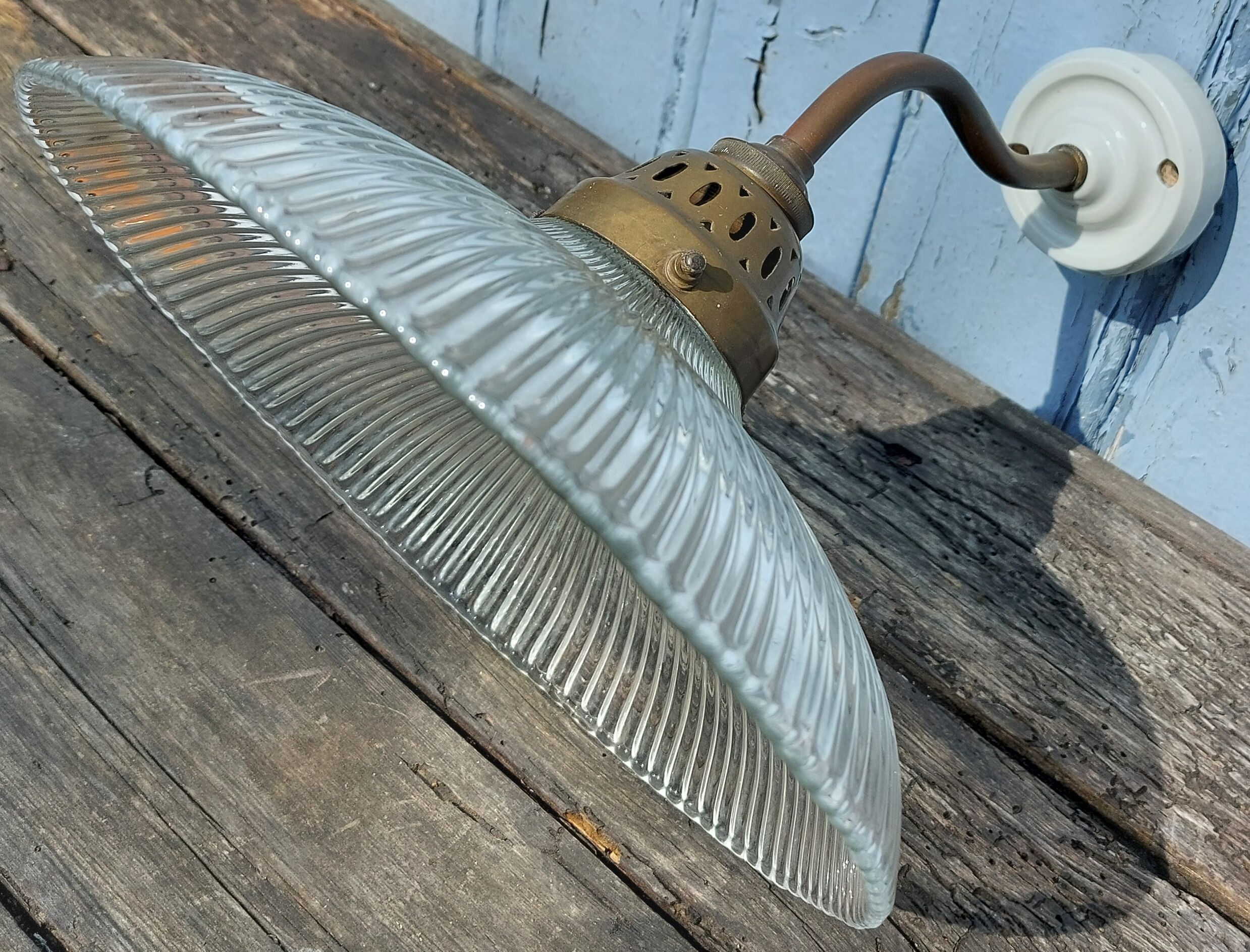 Holophanous wall lamp