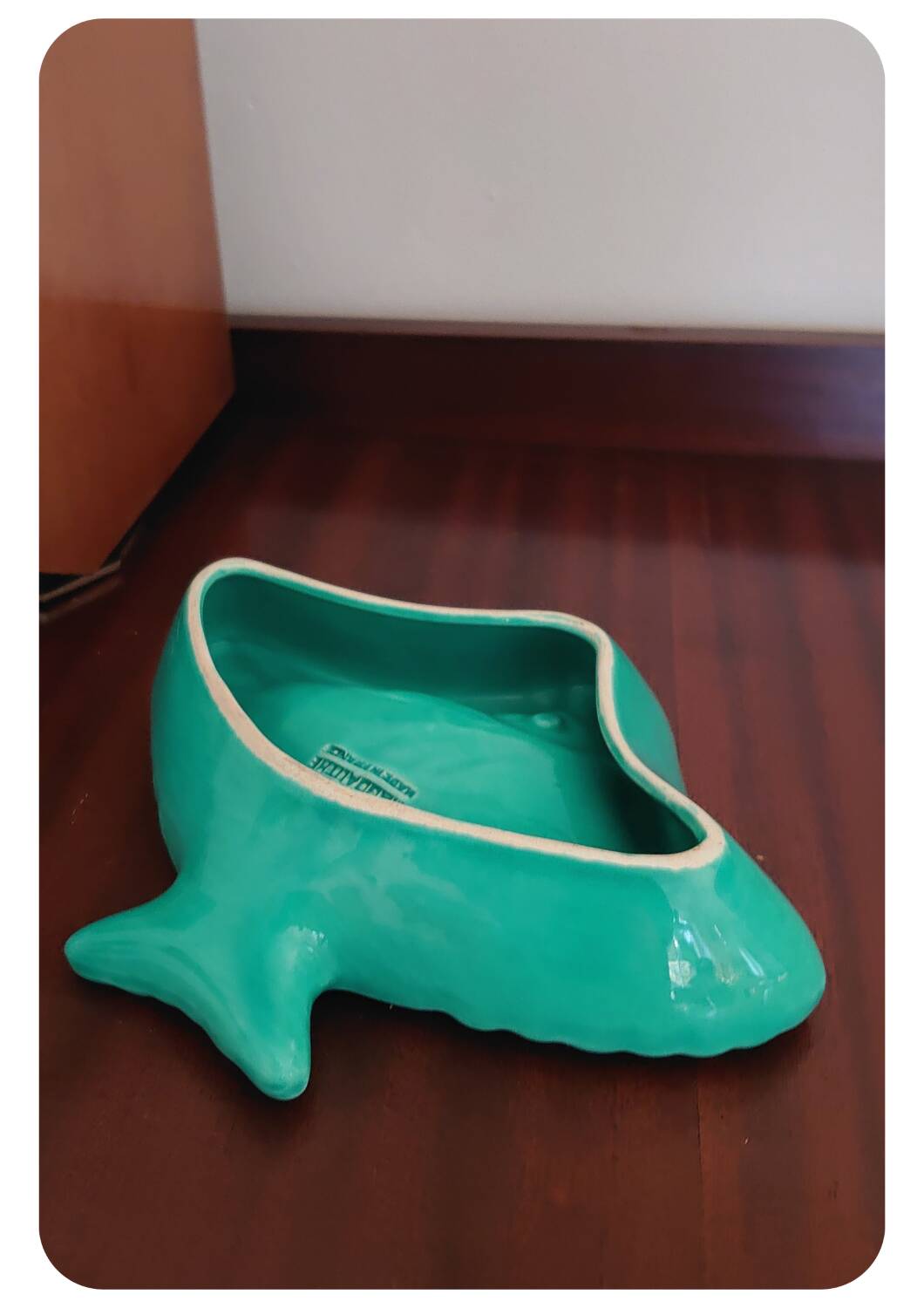 Plat Magdalithe en céramique en forme de poisson turquoise et doré des années 1950