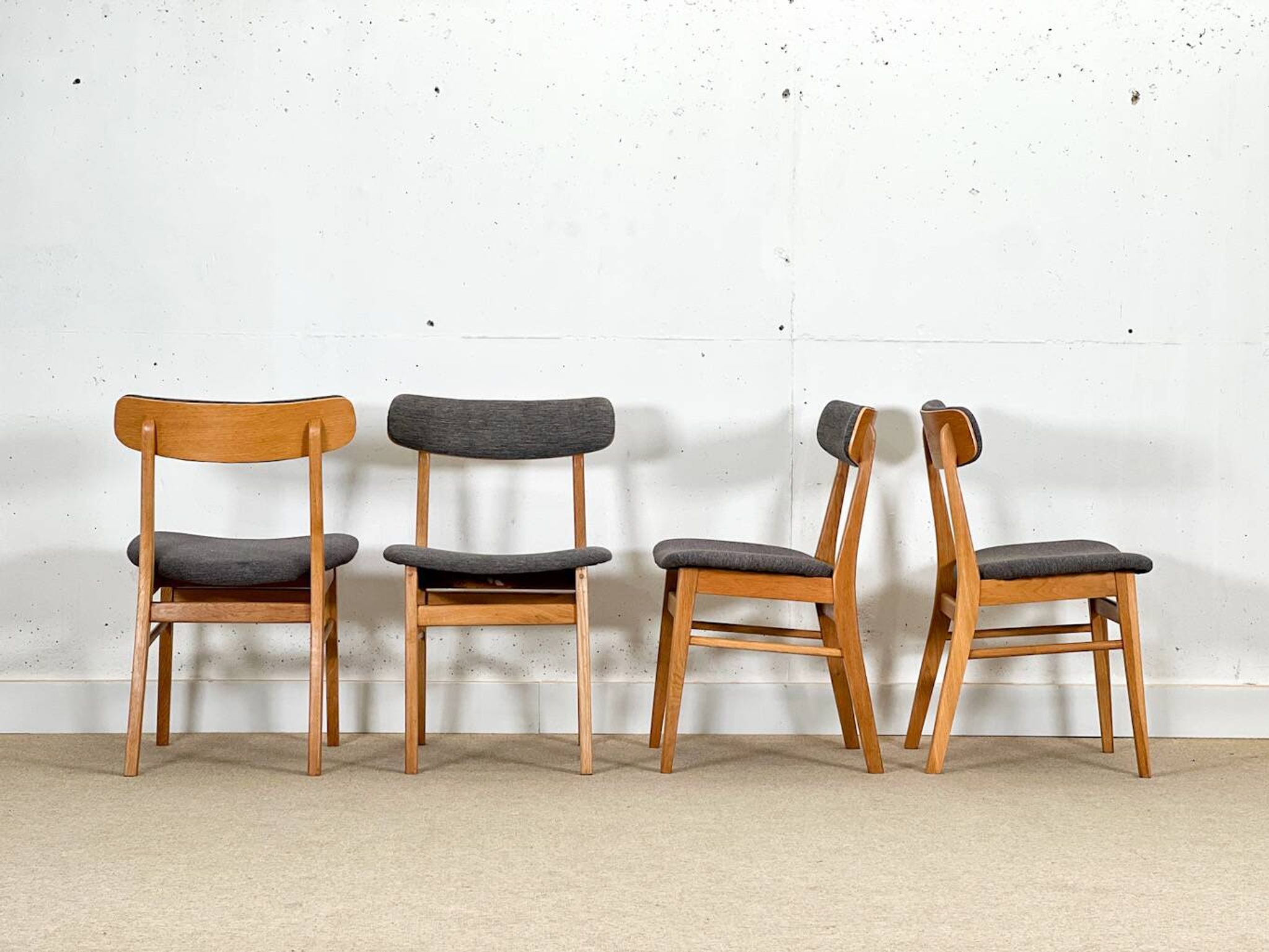 Ensemble de quatre chaises Farstrup danoises en chêne
