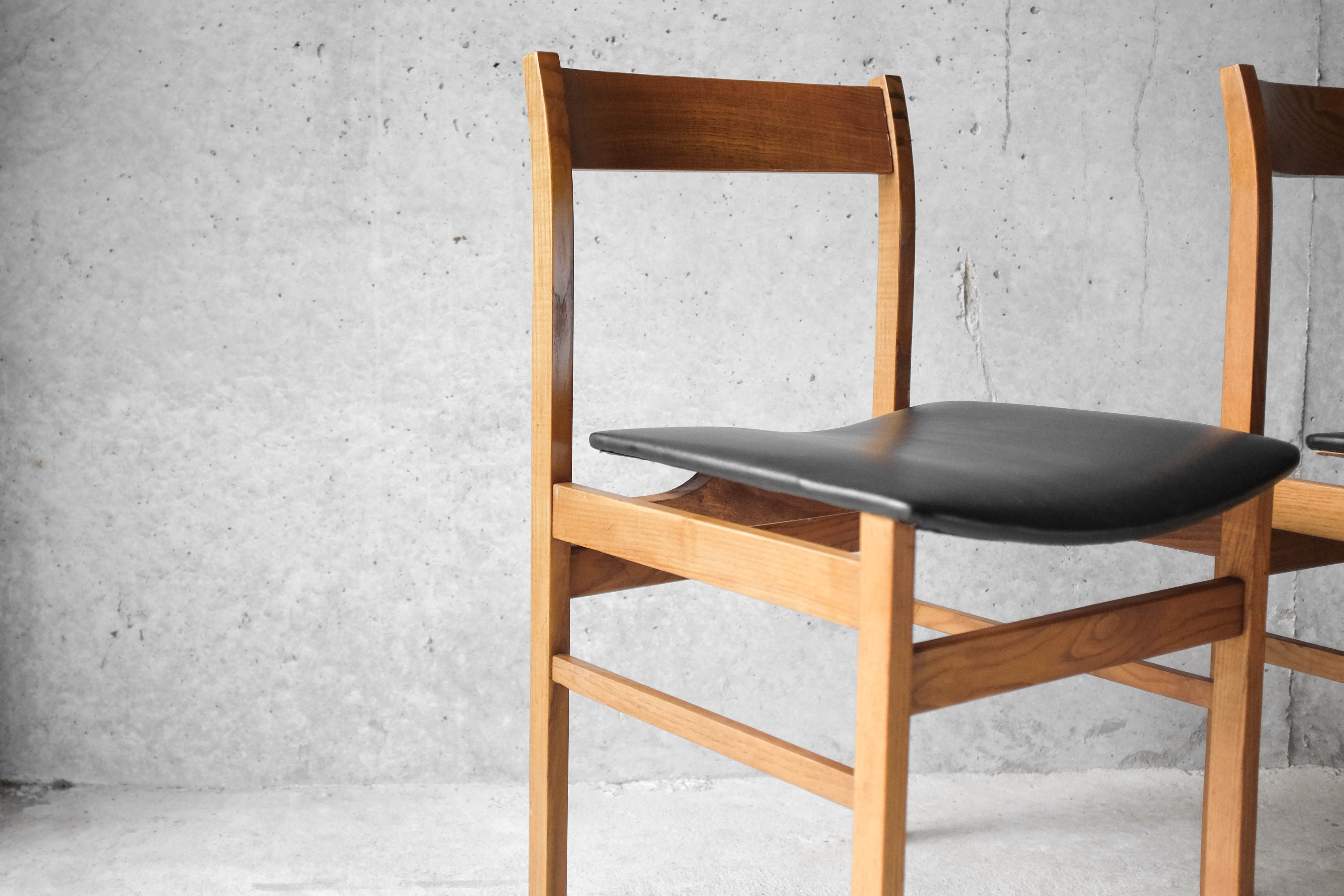 Table and 4 chairs 60