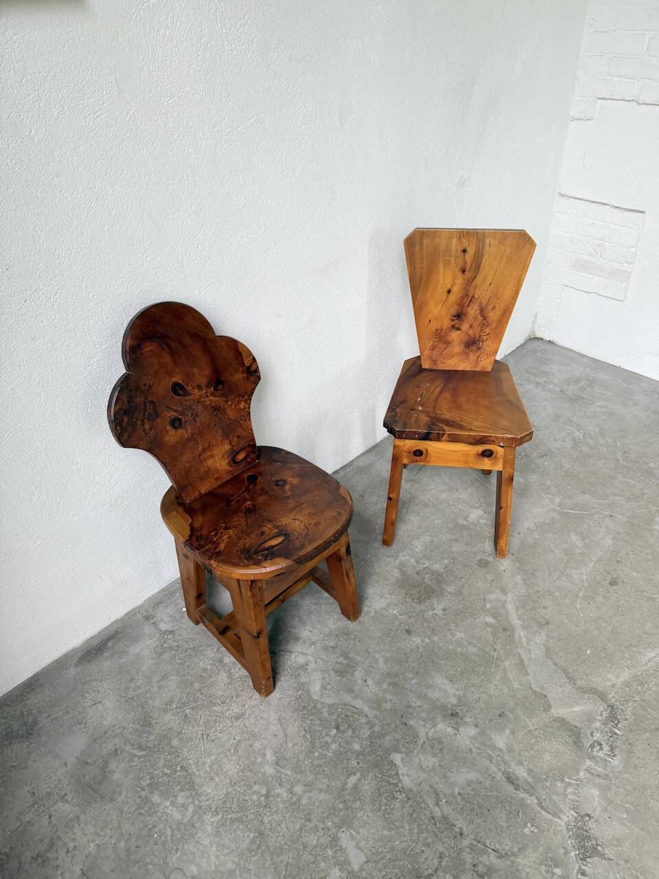 Paire de chaises brutalistes savoyardes en pin