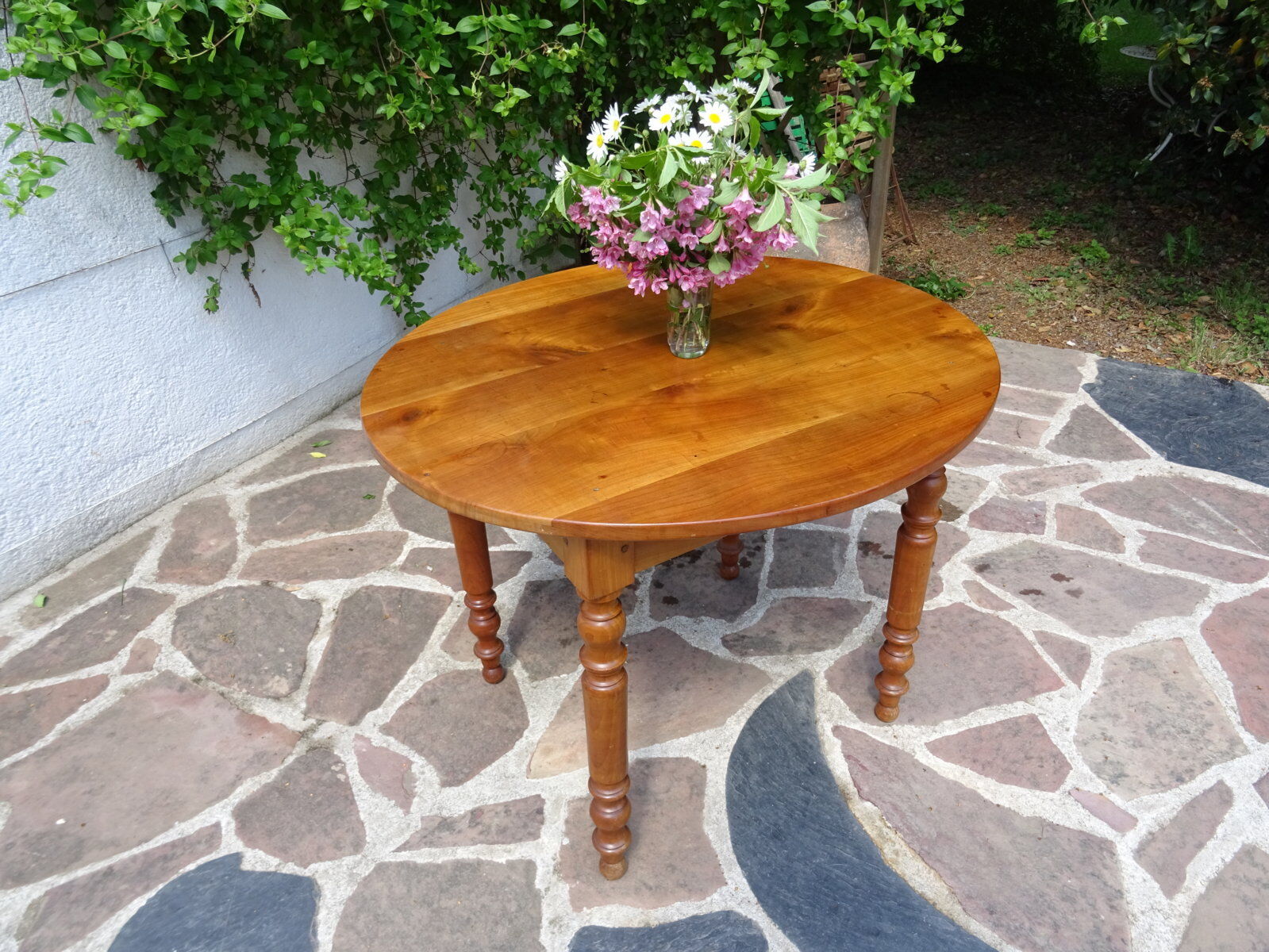 Table ovale bois fruitier