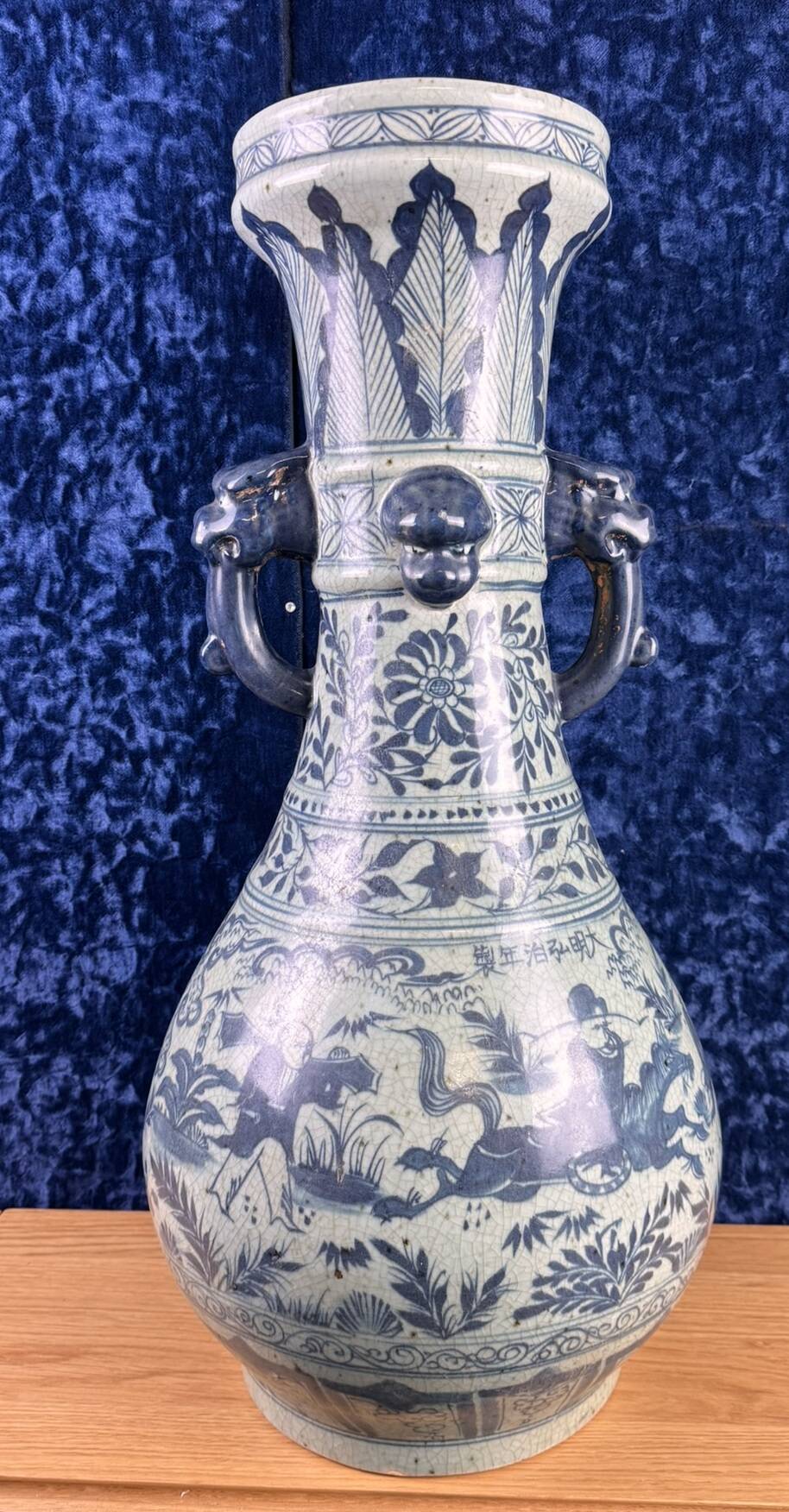 Asia 19th century: Very large porcelain vase with animated scene decorations