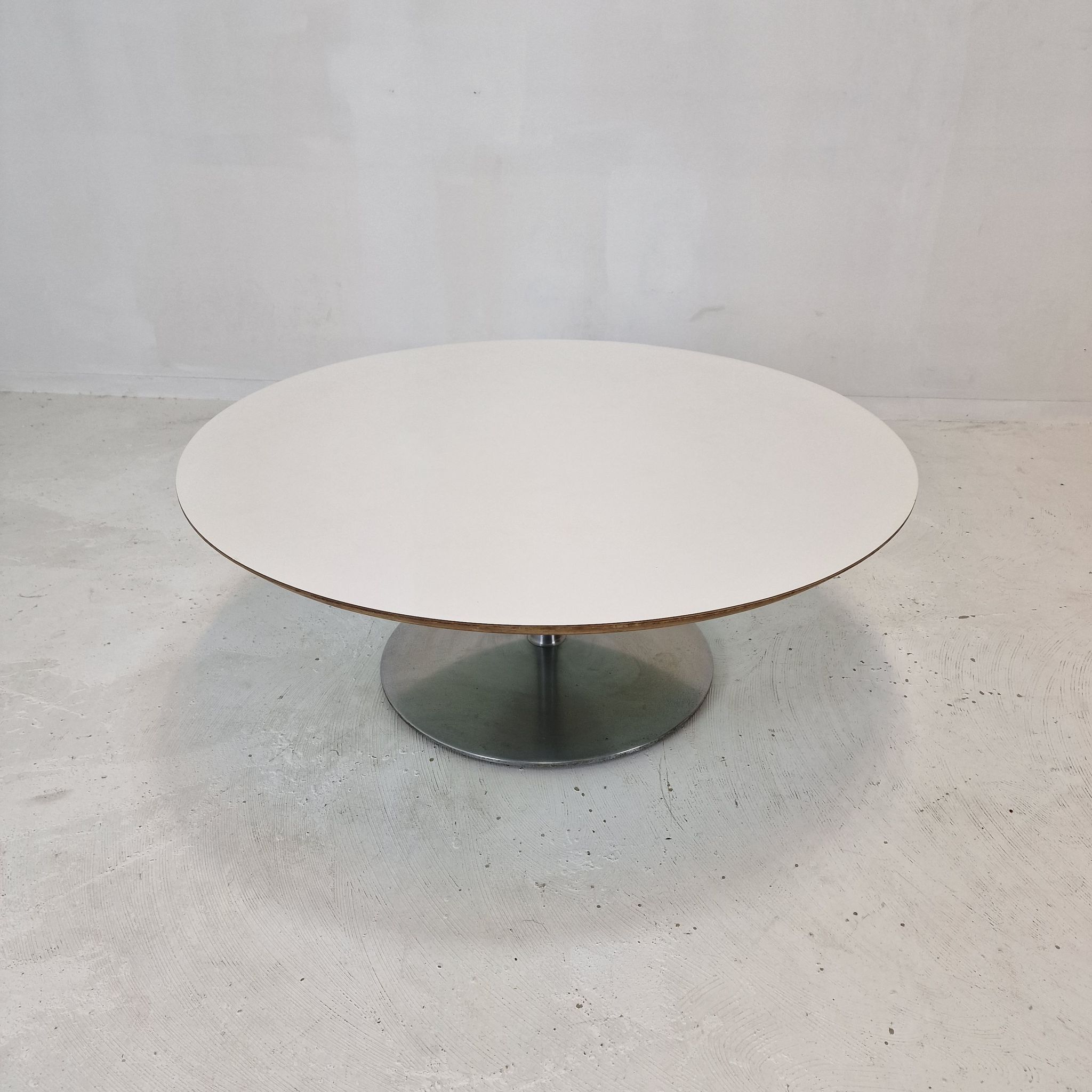 Circle coffee table by Pierre Paulin for Artifort 1960's