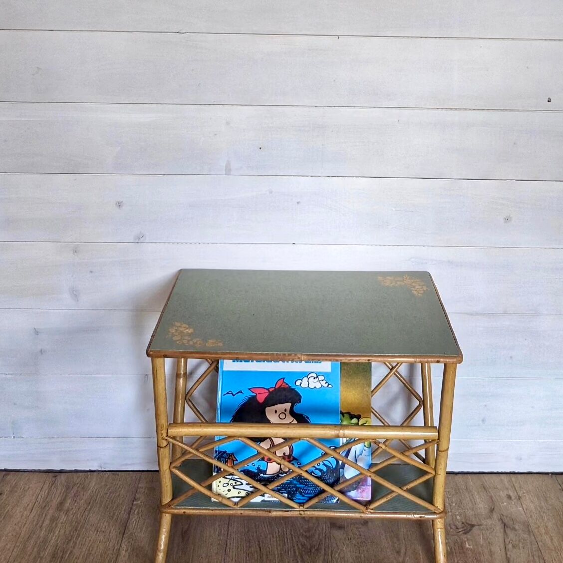 Porte-revue vintage en rotin, tablette vert sauge