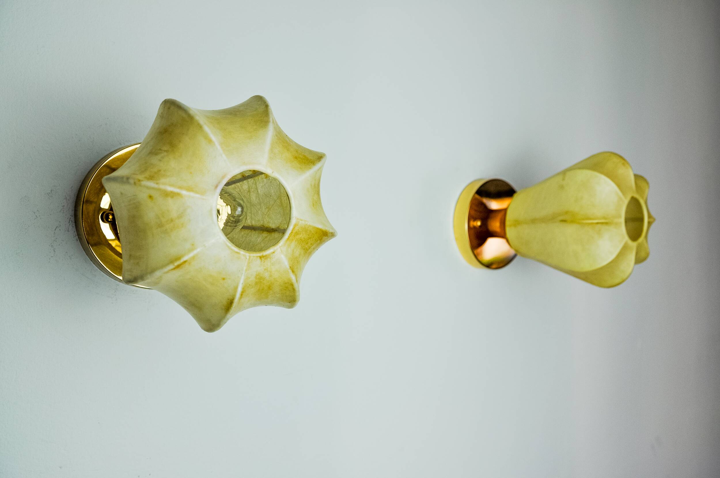 Pair of "cocoon" wall lights, resin and pine, Italy, 1970