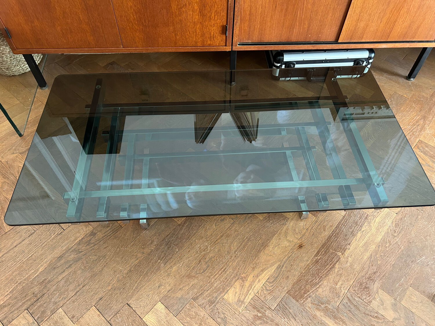 70s design coffee table in rectangular glass with chrome legs.