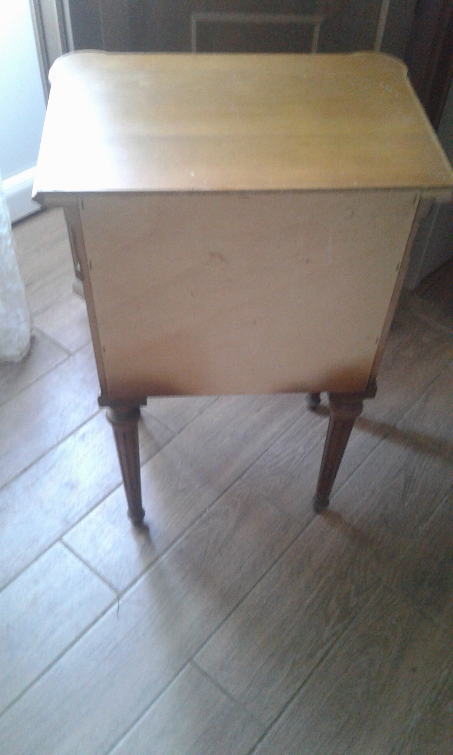 Anncian bedside table