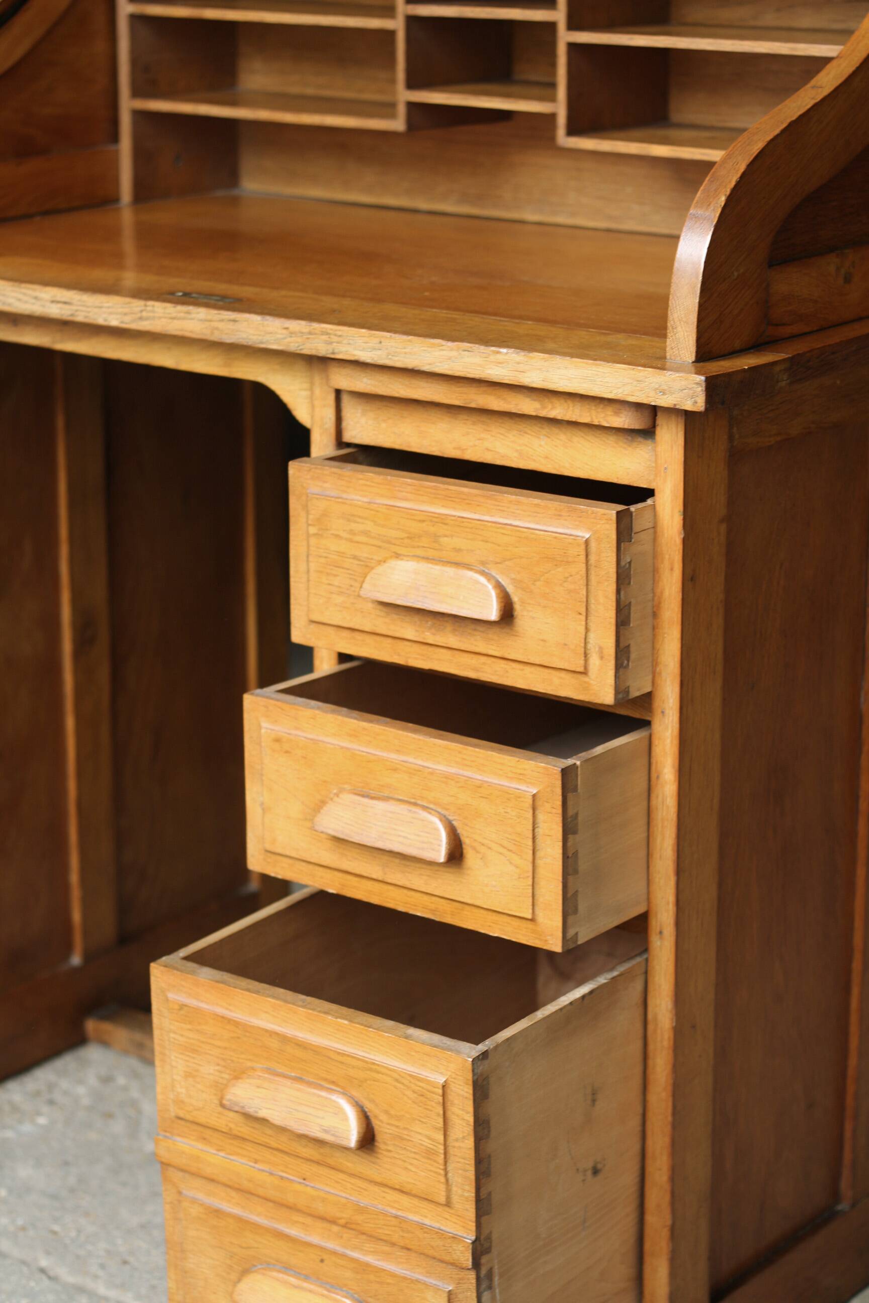 American desk with a single column in its original patina (1930s/40s).