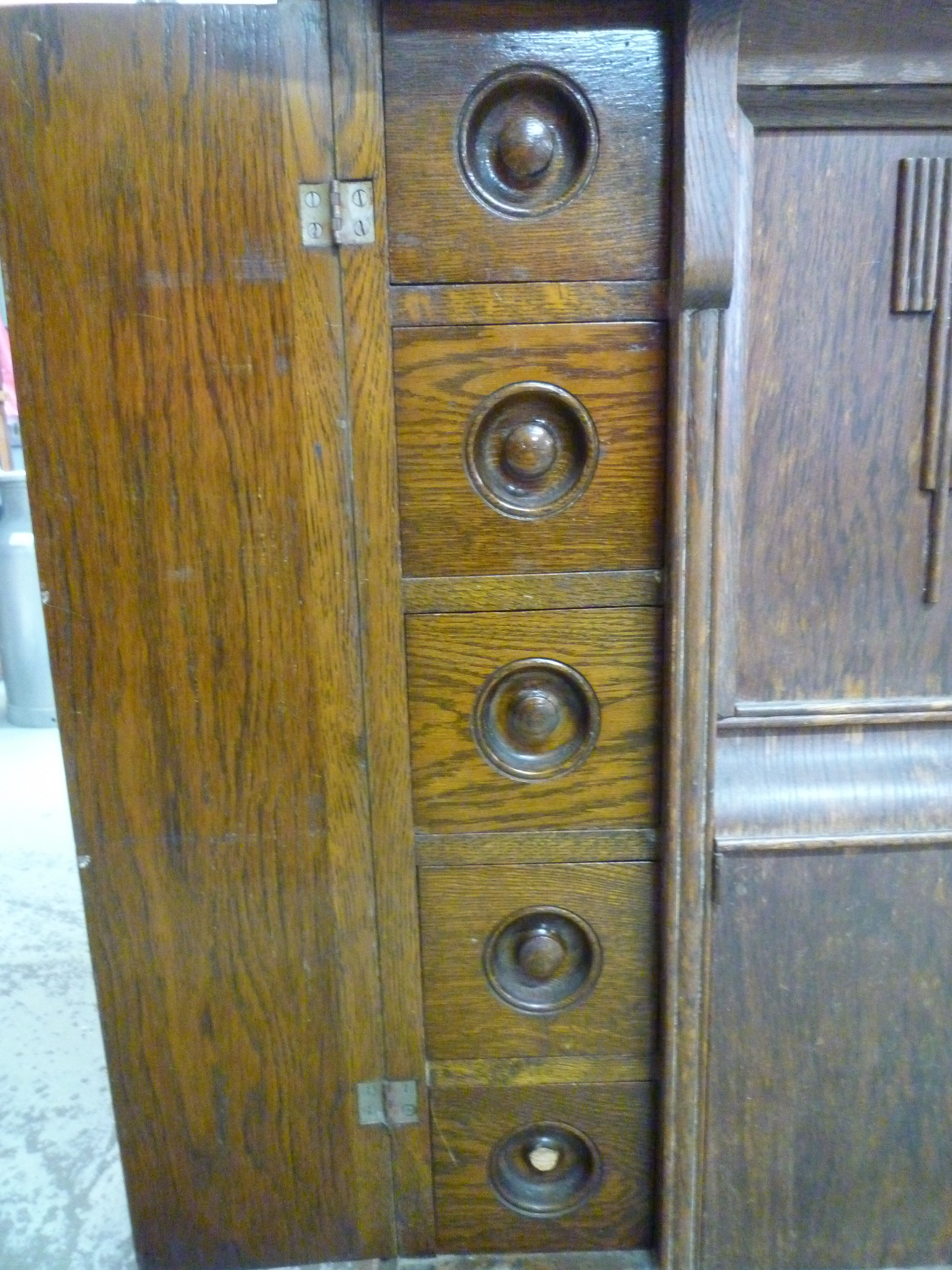 Machine sewing art déco