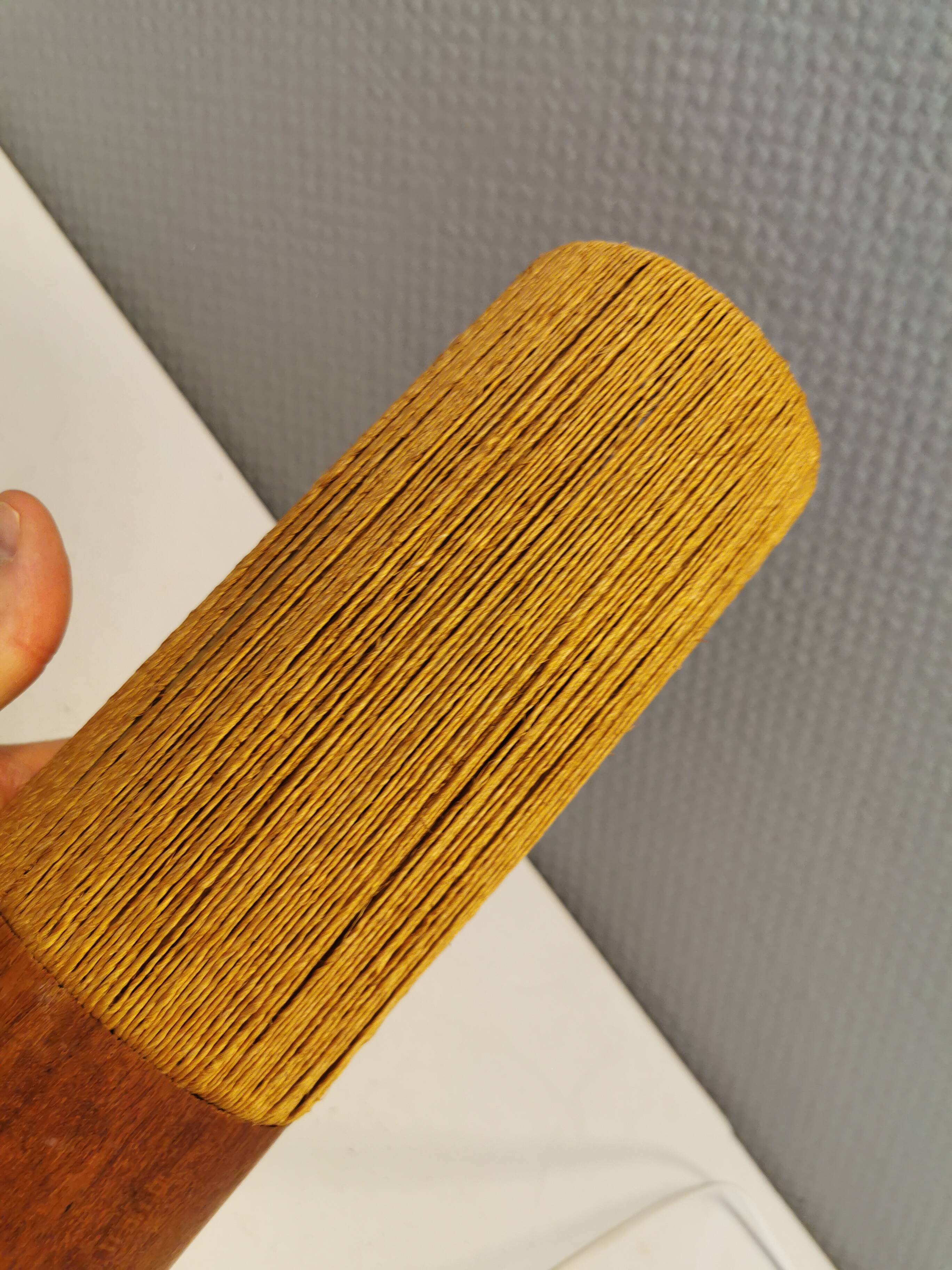 Beautiful cylindrical table lamp in wood and sisal, estimated 1960s-1970s