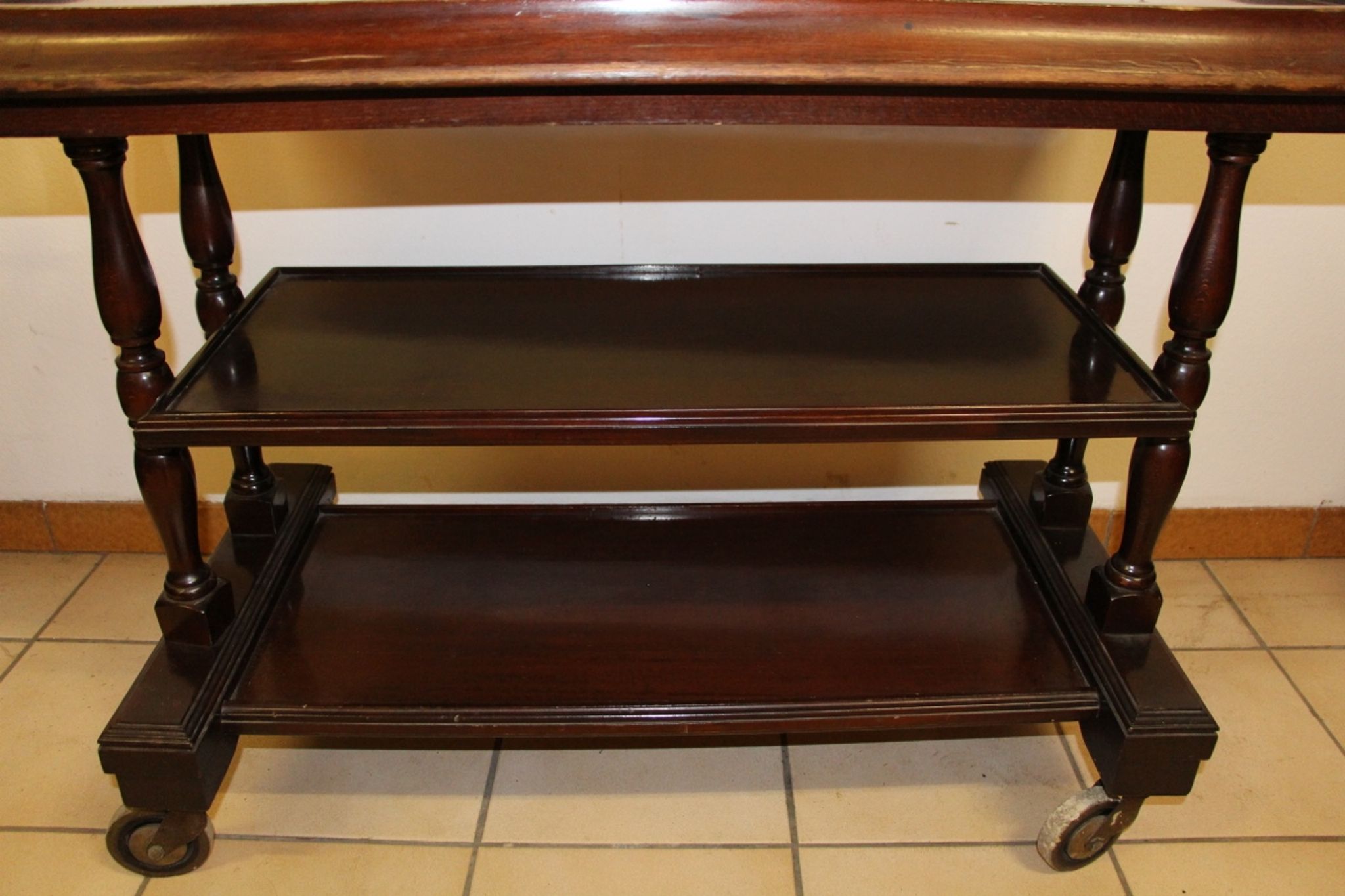 Serving table